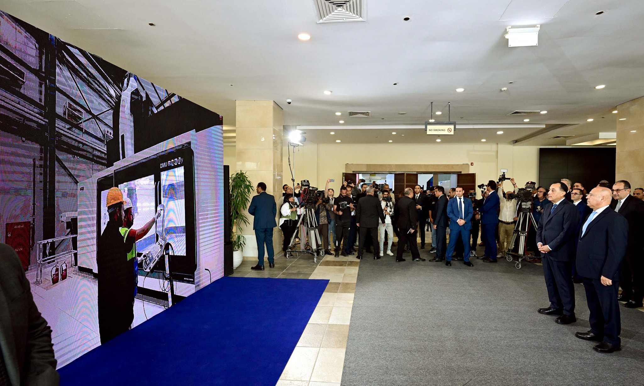 رئيس الوزراء يعلن بدء التشغيل التجريبي للقطار الكهربائي