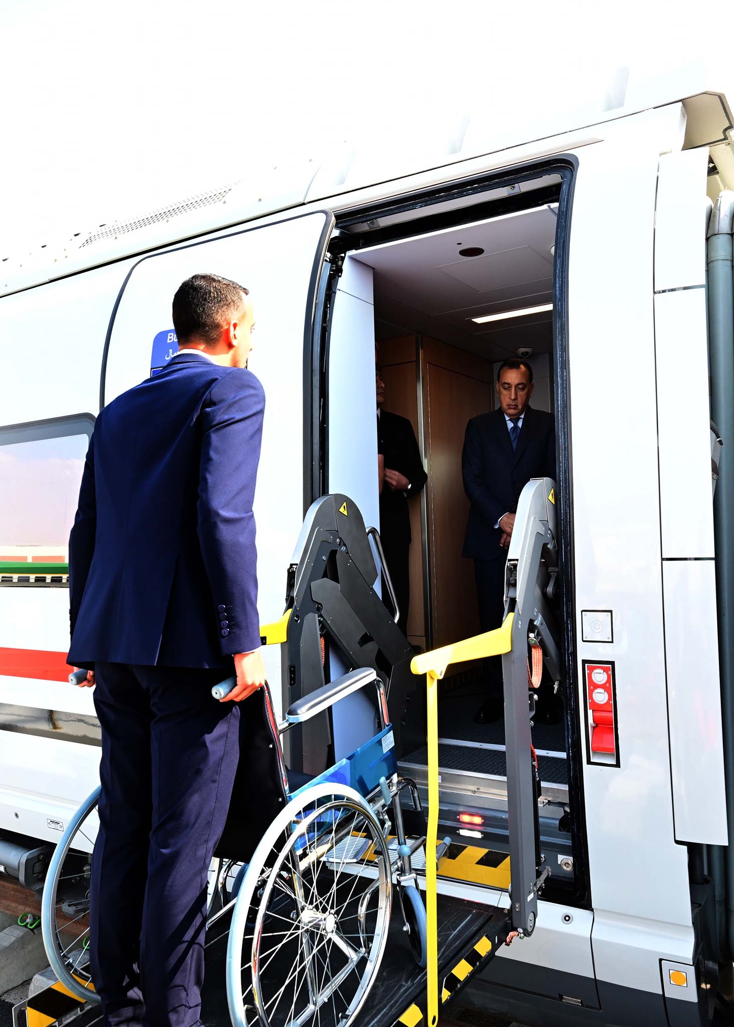 رئيس الوزراء يعلن بدء التشغيل التجريبي للقطار الكهربائي