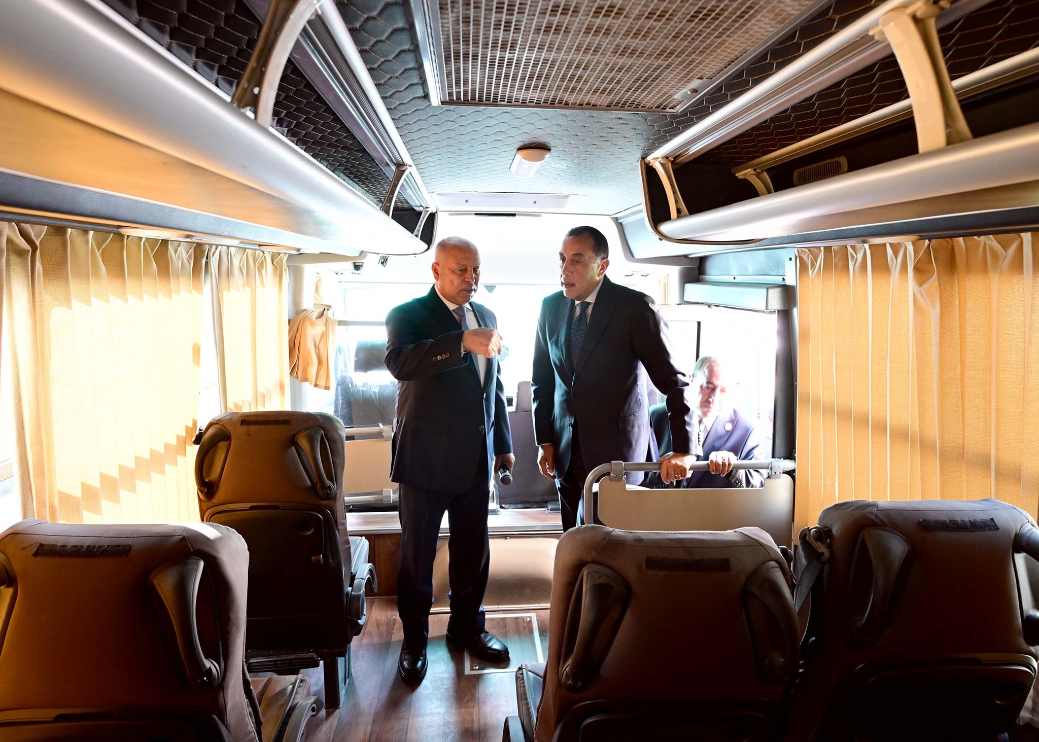 رئيس الوزراء يعلن بدء التشغيل التجريبي للقطار الكهربائي