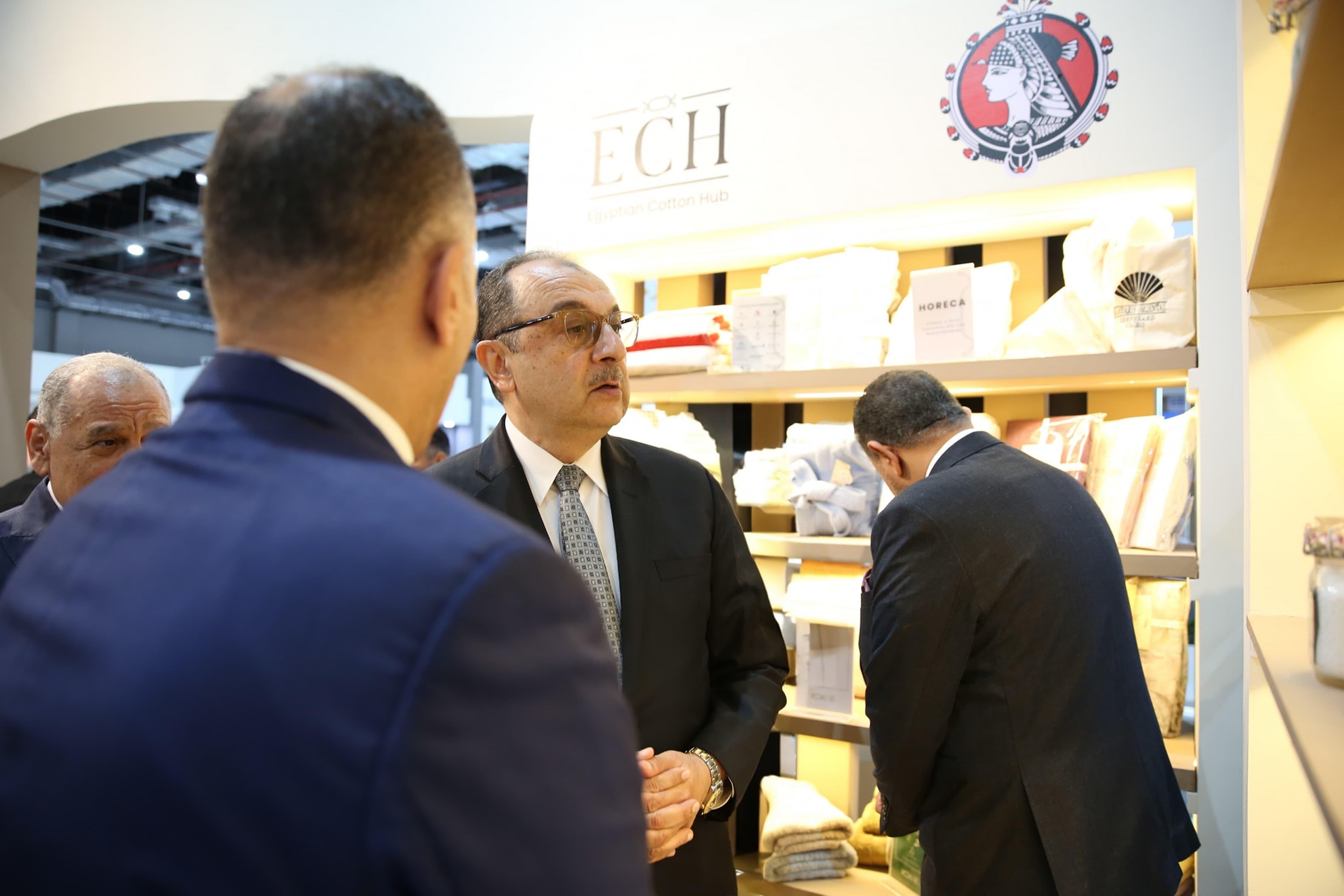 شيمي يتفقد جناحي الوزارة في معرض الصناعة والنقل الذكي