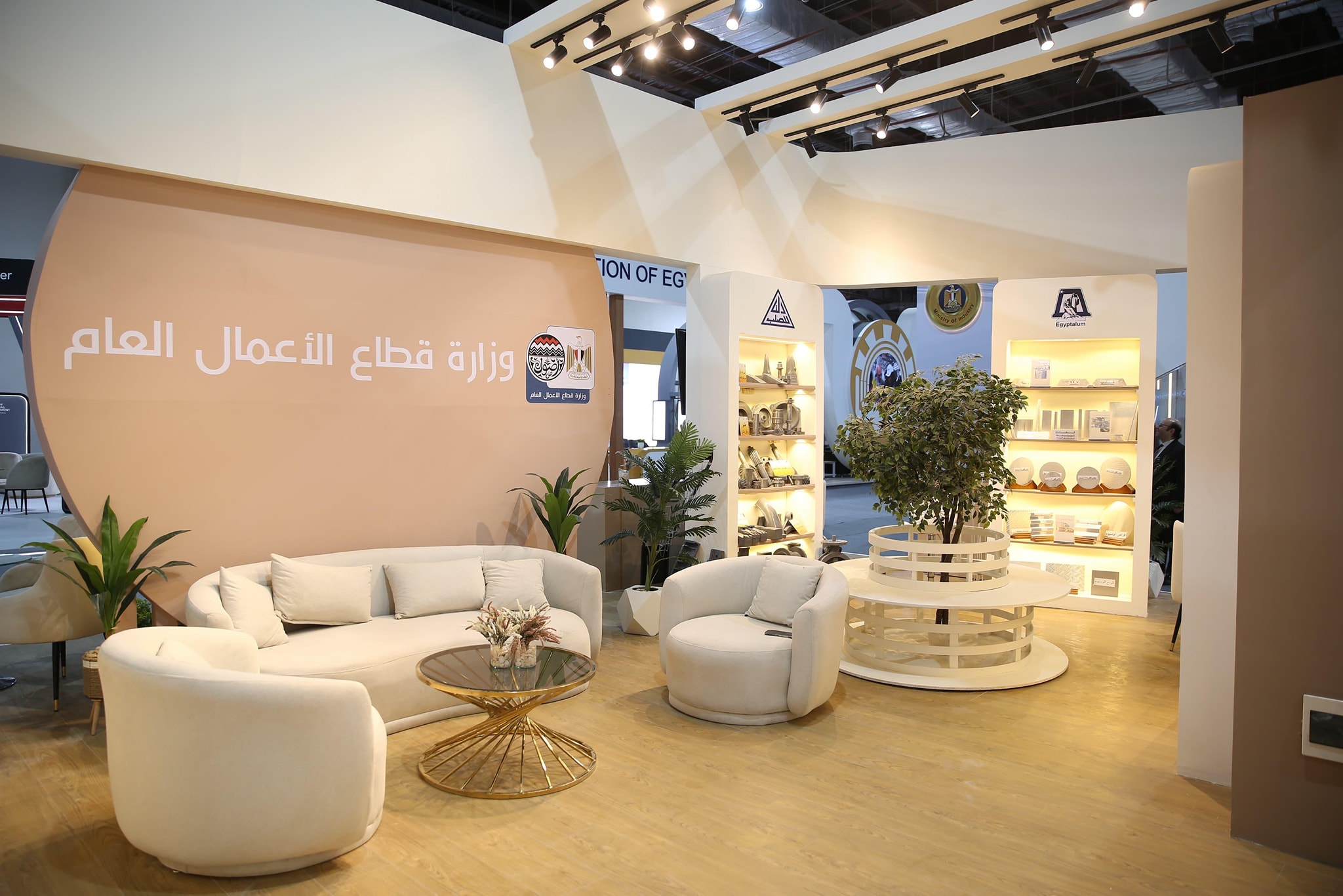 شيمي يتفقد جناحي الوزارة في معرض الصناعة والنقل الذكي