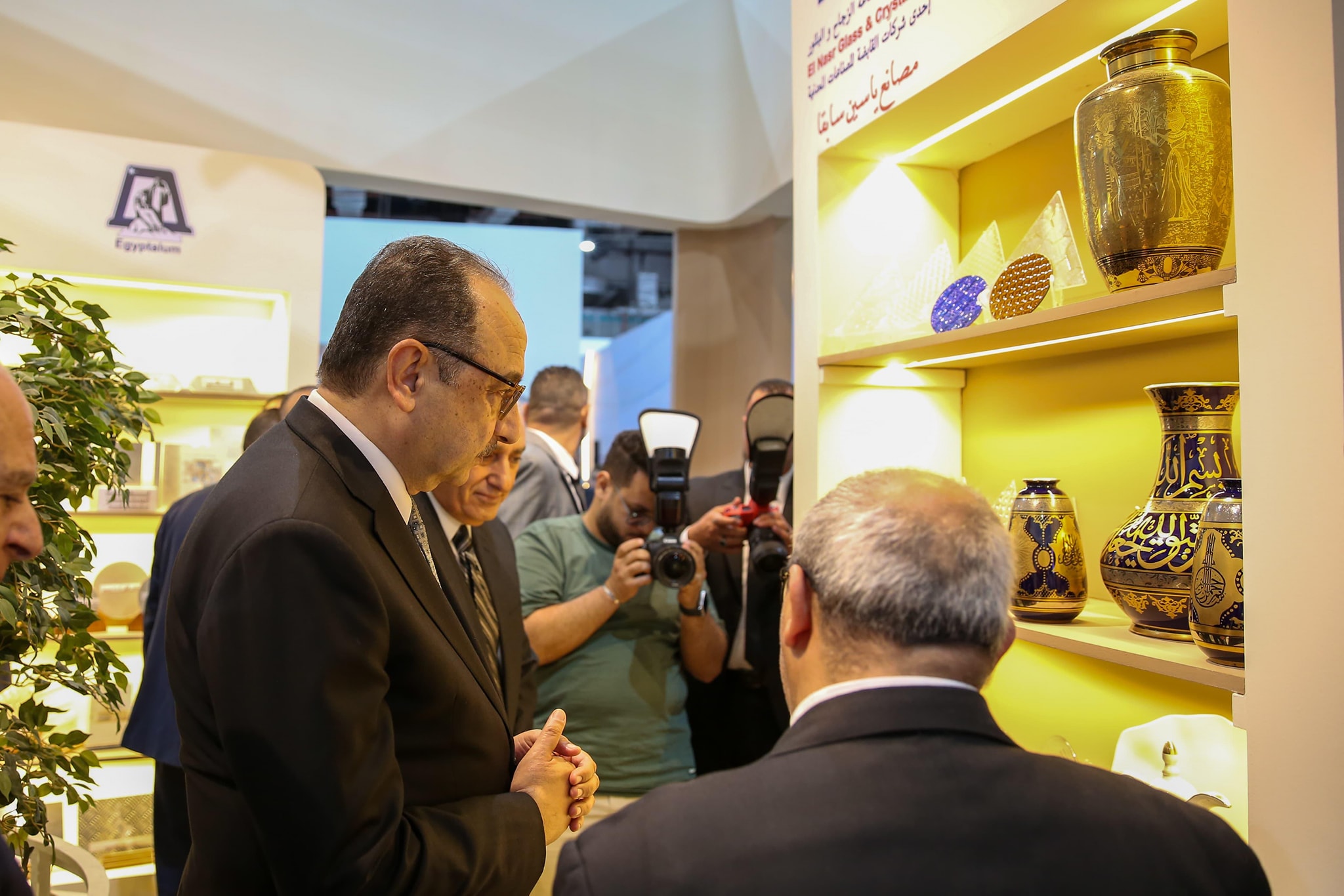 شيمي يتفقد جناحي الوزارة في معرض الصناعة والنقل الذكي