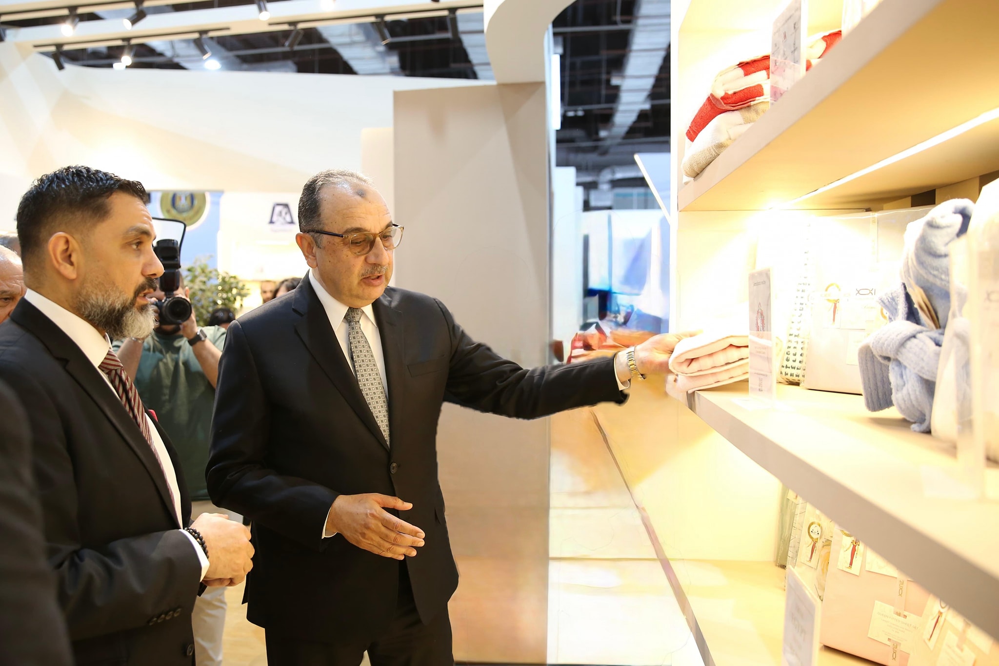 شيمي يتفقد جناحي الوزارة في معرض الصناعة والنقل الذكي