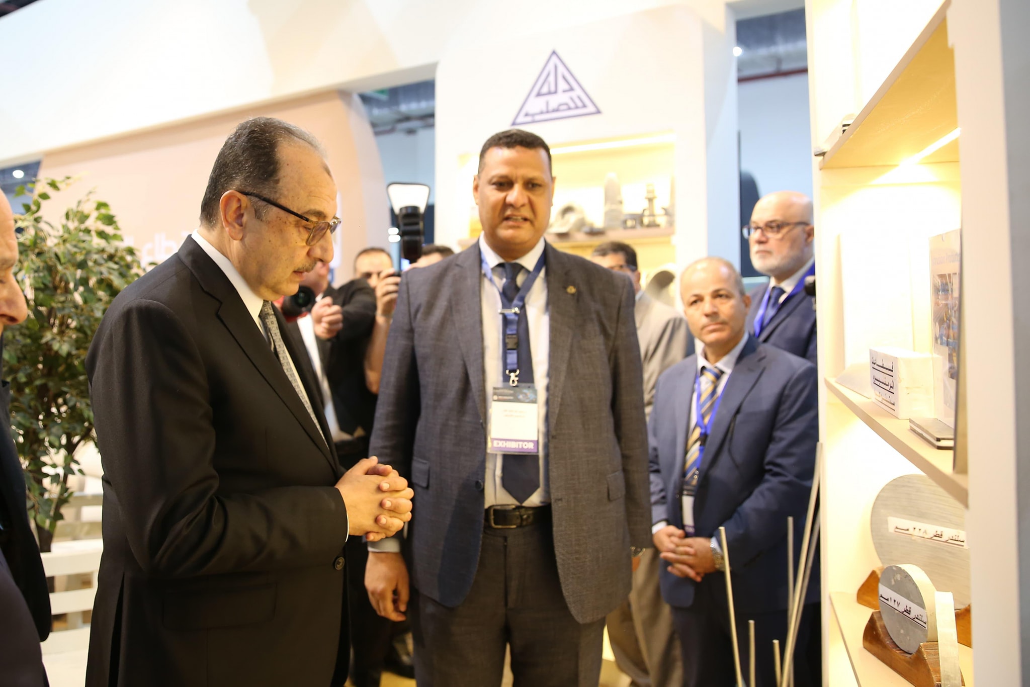 شيمي يتفقد جناحي الوزارة في معرض الصناعة والنقل الذكي