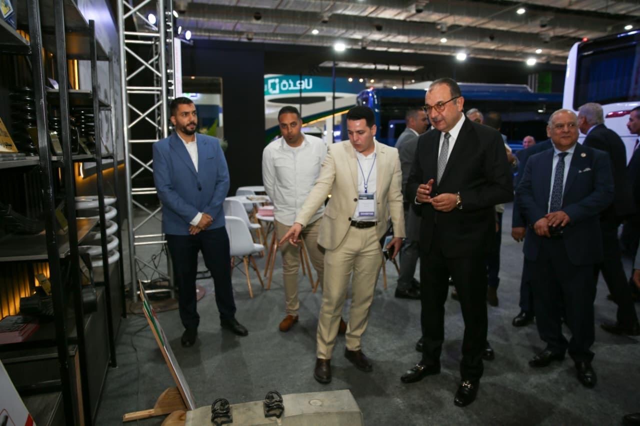 شيمي يتفقد جناحي الوزارة في معرض الصناعة والنقل الذكي