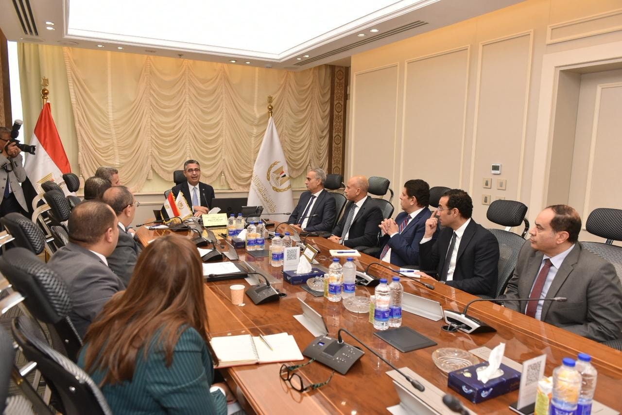 وزير التموين يتابع منظومة توافر السلع الأساسية بالمجمعات الاستهلاكية والسلاسل التجارية