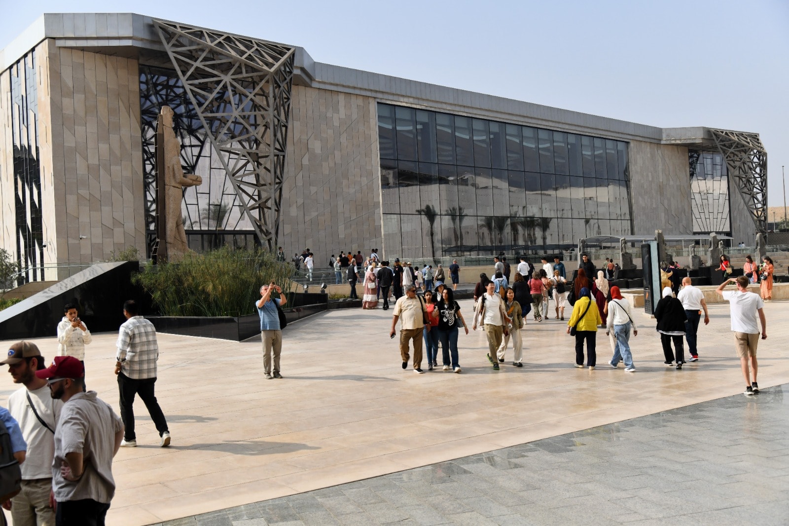 المتحف المصرى الكبير يعلن إستقبال 12 ألف زائر من المصريين والأجانب