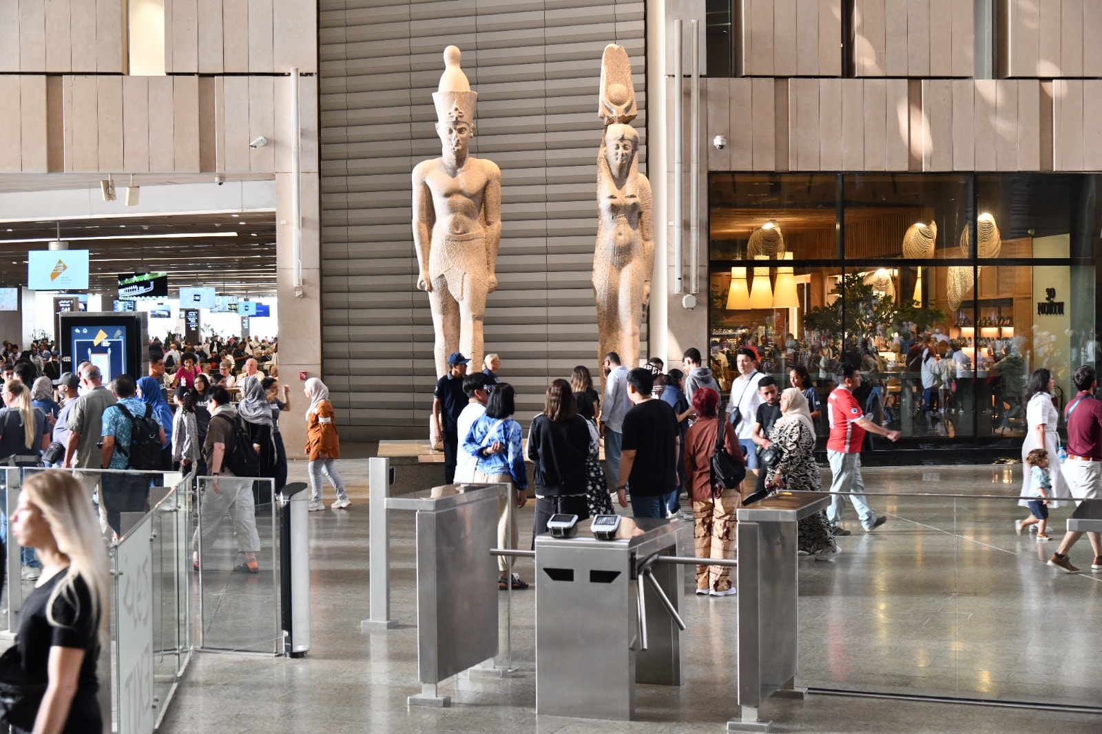 المتحف المصرى الكبير يعلن إستقبال 12 ألف زائر من المصريين والأجانب