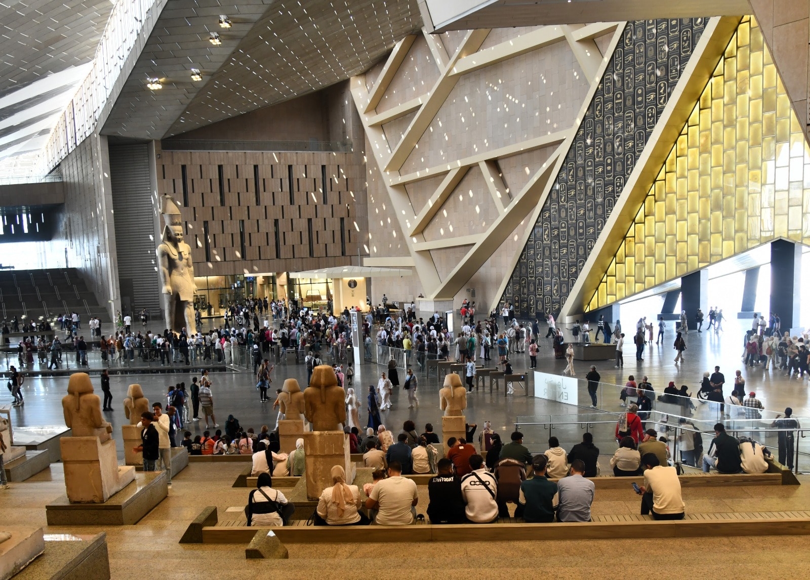 المتحف المصرى الكبير يعلن إستقبال 12 ألف زائر من المصريين والأجانب