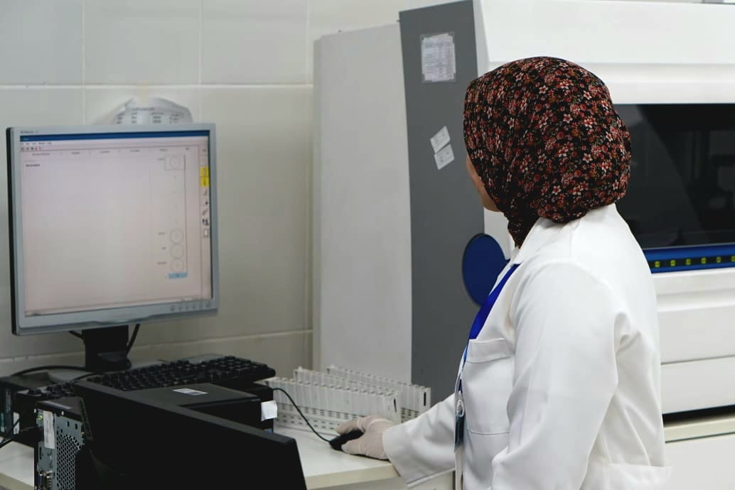 تشغيل 294 معملًا طبيًا في المجمعات الطبية والمستشفيات