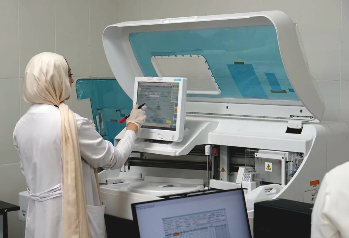 تشغيل 294 معملًا طبيًا في المجمعات الطبية والمستشفيات