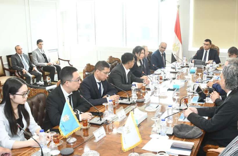 وزير الإسكان يلتقي وفداً من شركة جيانجسو فينجاي الصينية 