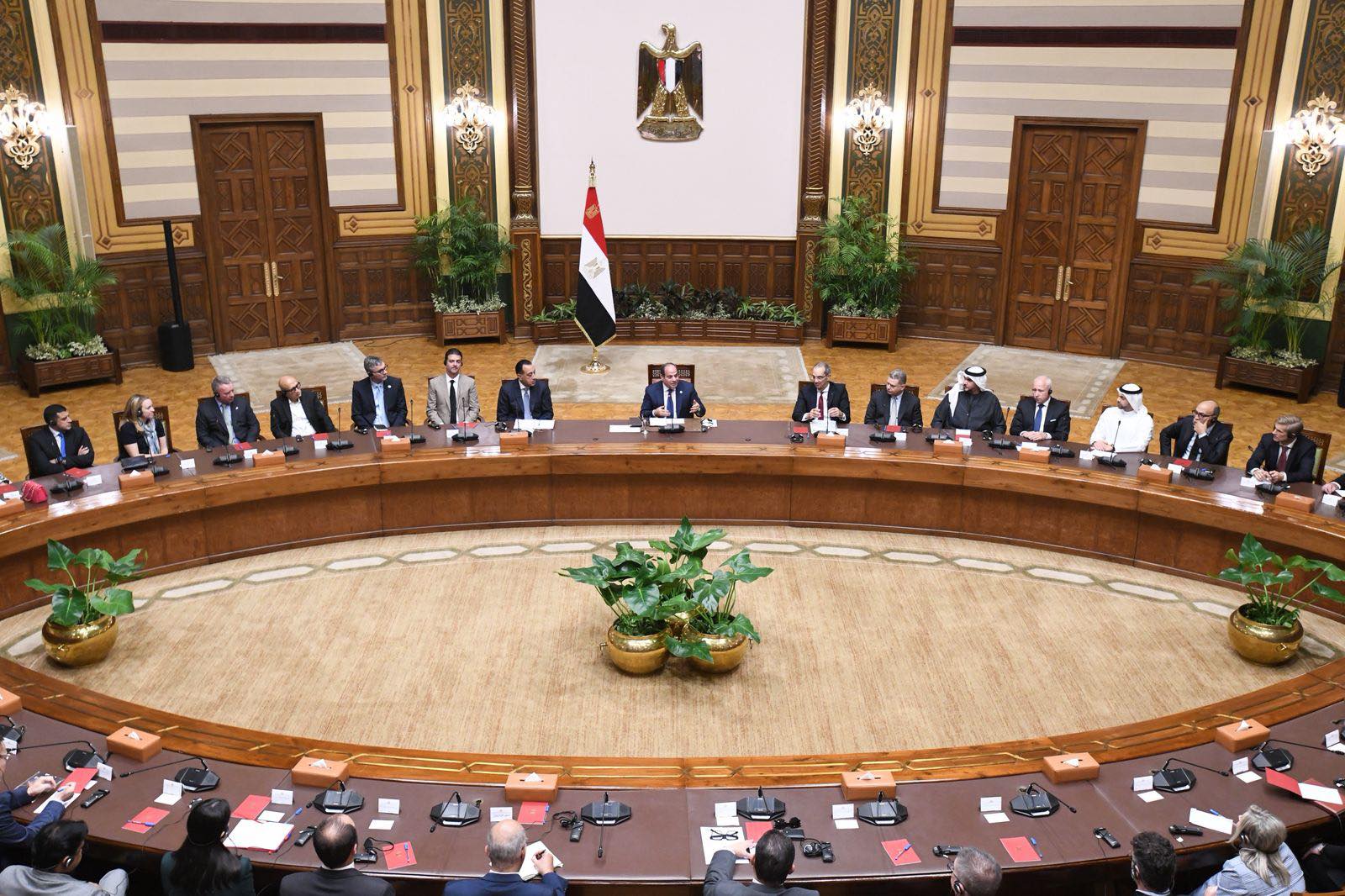 الرئيس السيسى يستقبل قيادات كبريات الشركات المصرية والعالمية بمجال التعهيد