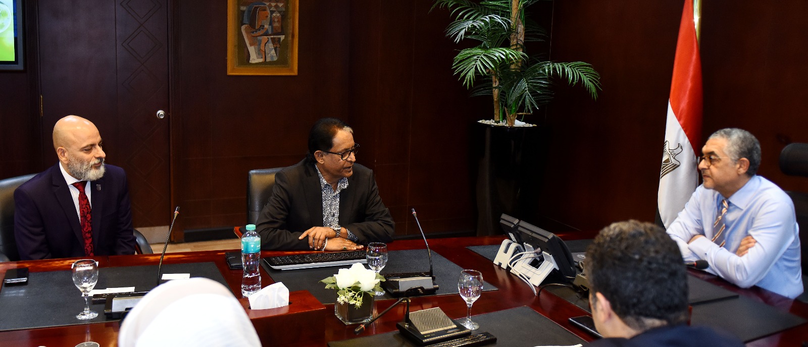 حسام هيبة يلتقي الرئيس التنفيذي لشركة ديستني إنرجي سنغافورة