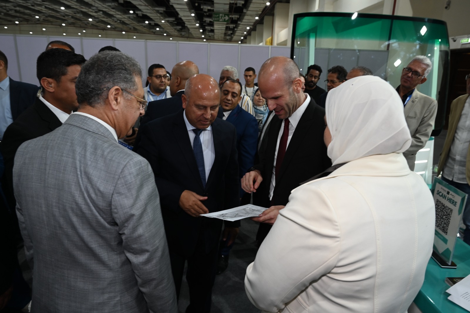 وزير الصناعة والنقل يتفقد قاعة شركات صناعة السيارات