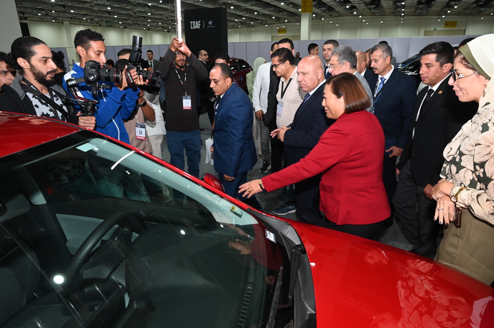 وزير الصناعة والنقل يتفقد قاعة شركات صناعة السيارات