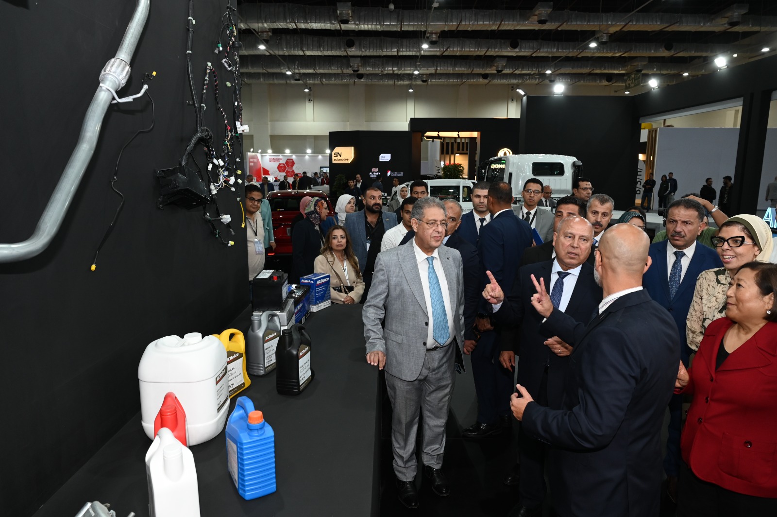 وزير الصناعة والنقل يتفقد قاعة شركات صناعة السيارات