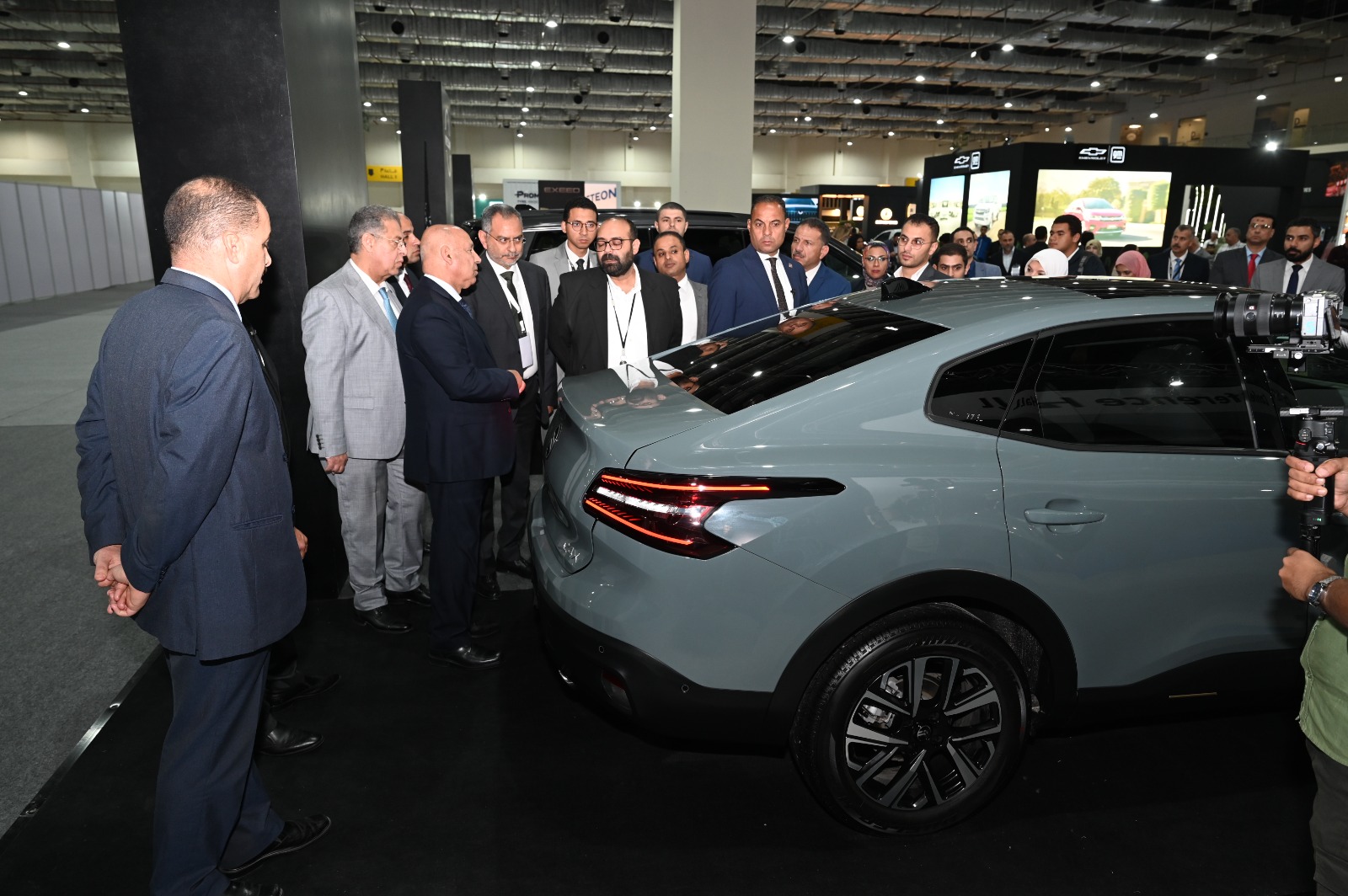 وزير الصناعة والنقل يتفقد قاعة شركات صناعة السيارات