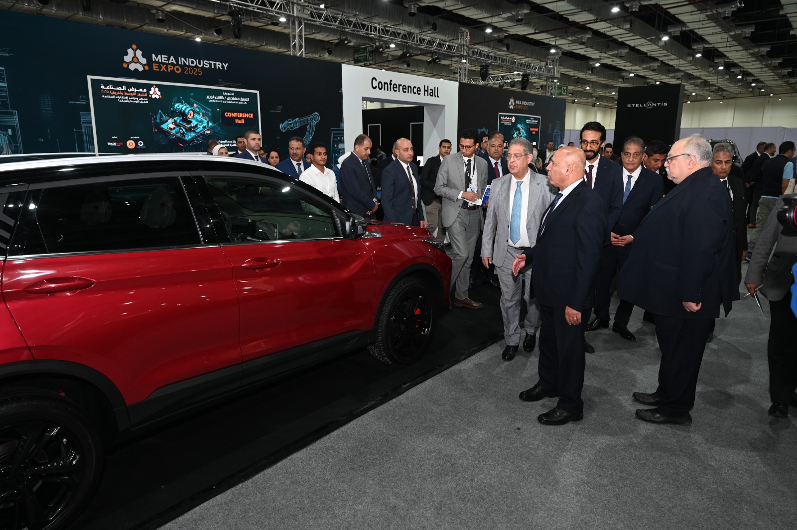 وزير الصناعة والنقل يتفقد قاعة شركات صناعة السيارات