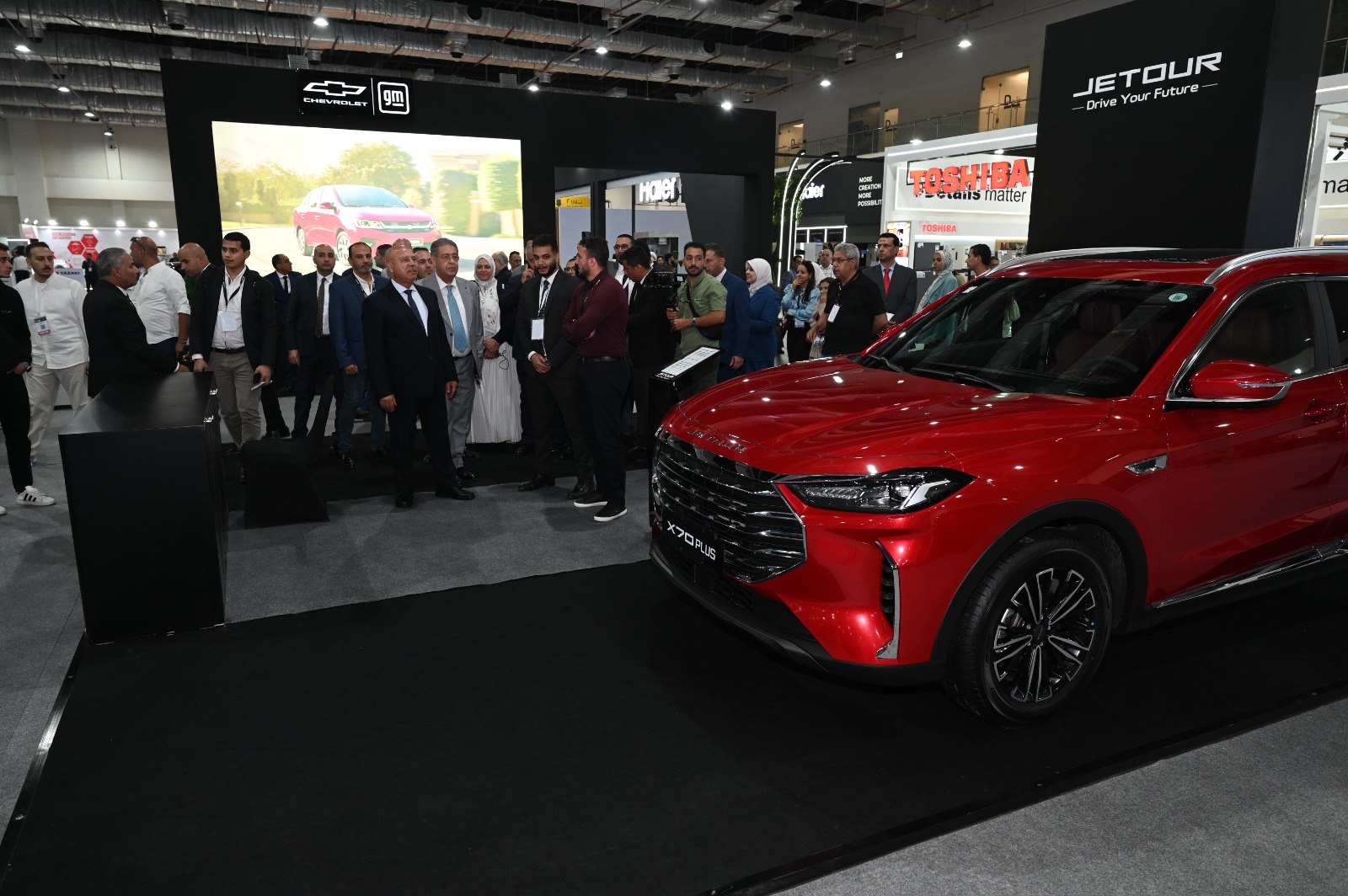 وزير الصناعة والنقل يتفقد قاعة شركات صناعة السيارات