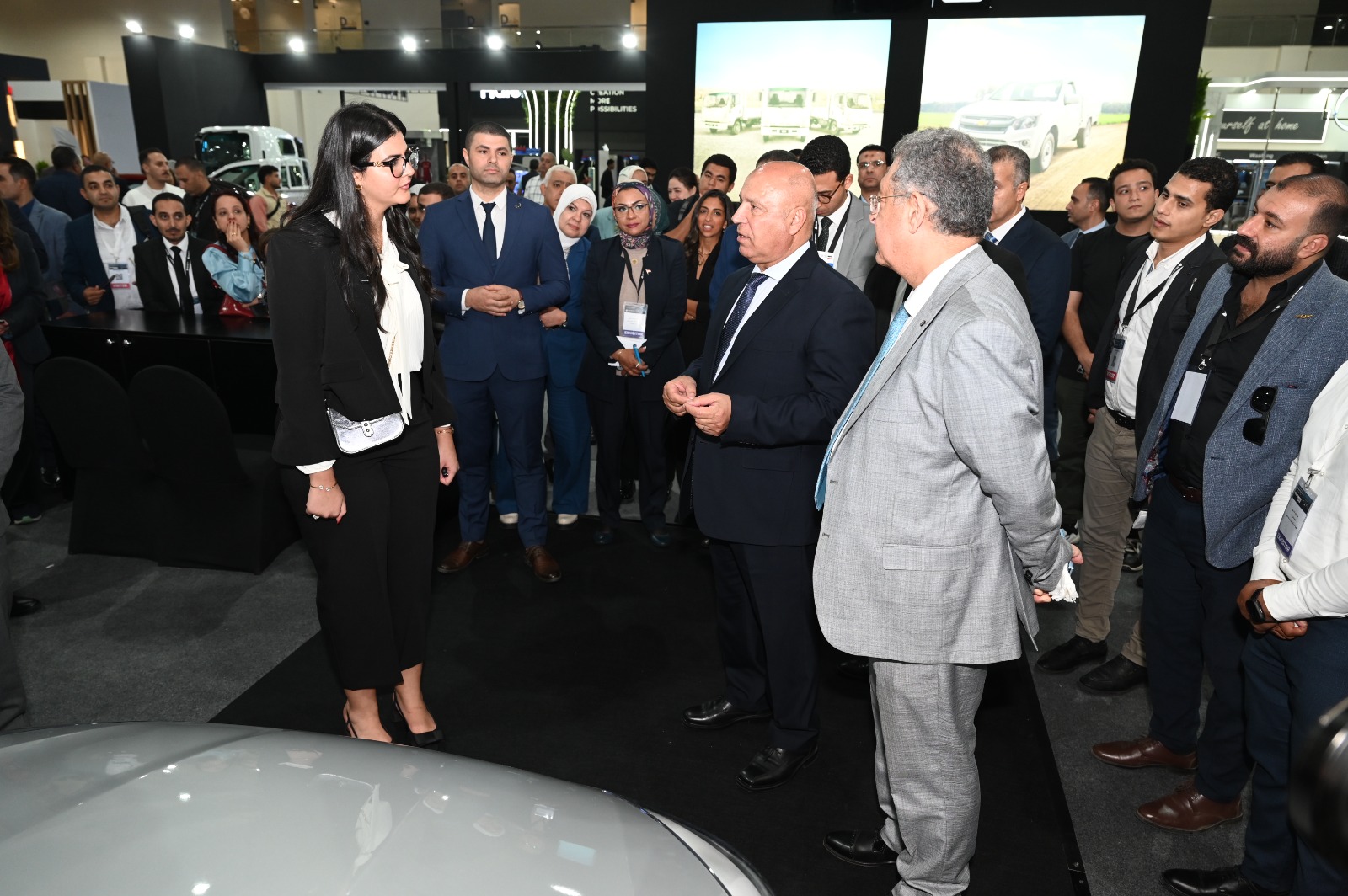 وزير الصناعة والنقل يتفقد قاعة شركات صناعة السيارات