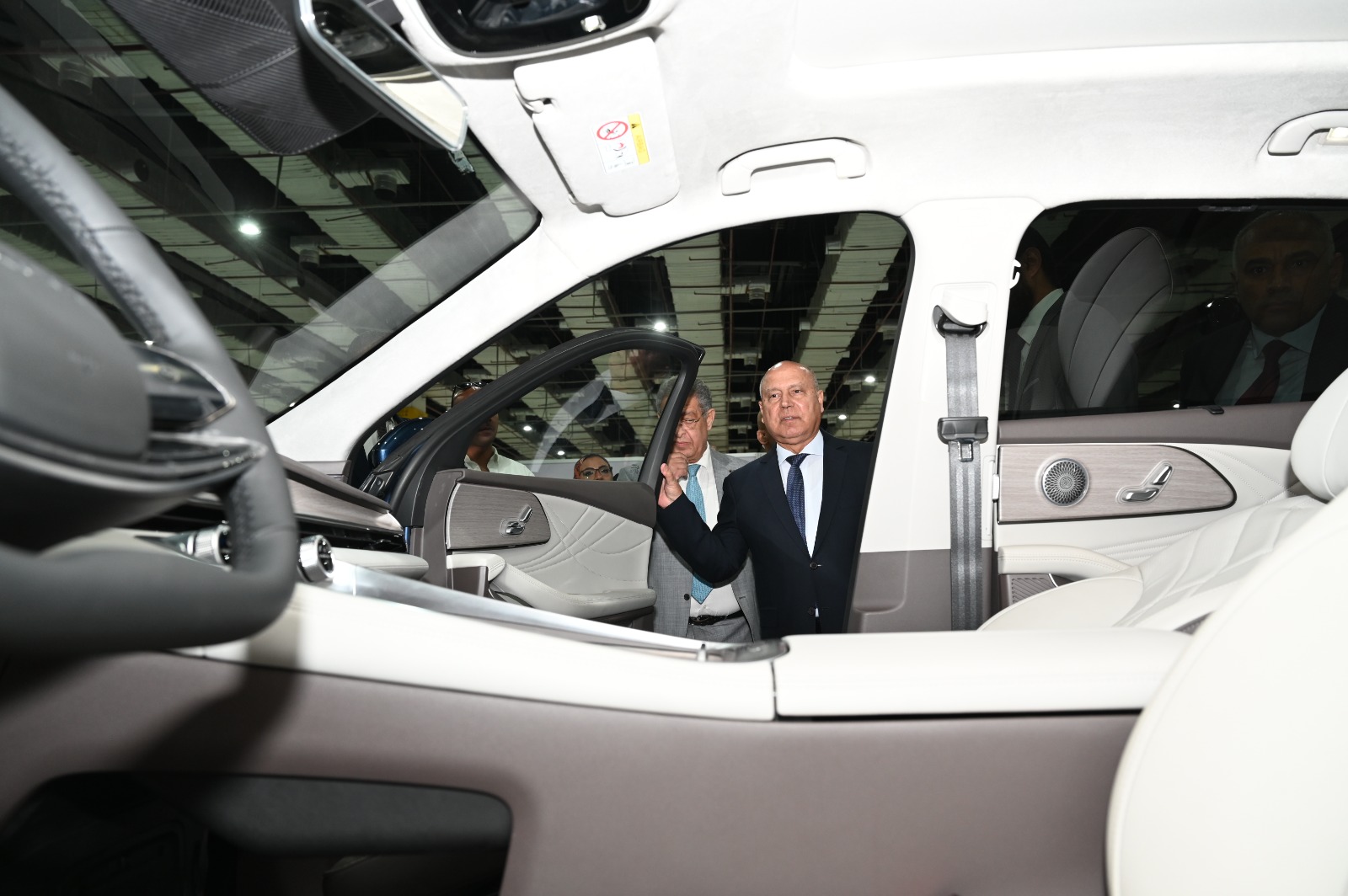 وزير الصناعة والنقل يتفقد قاعة شركات صناعة السيارات