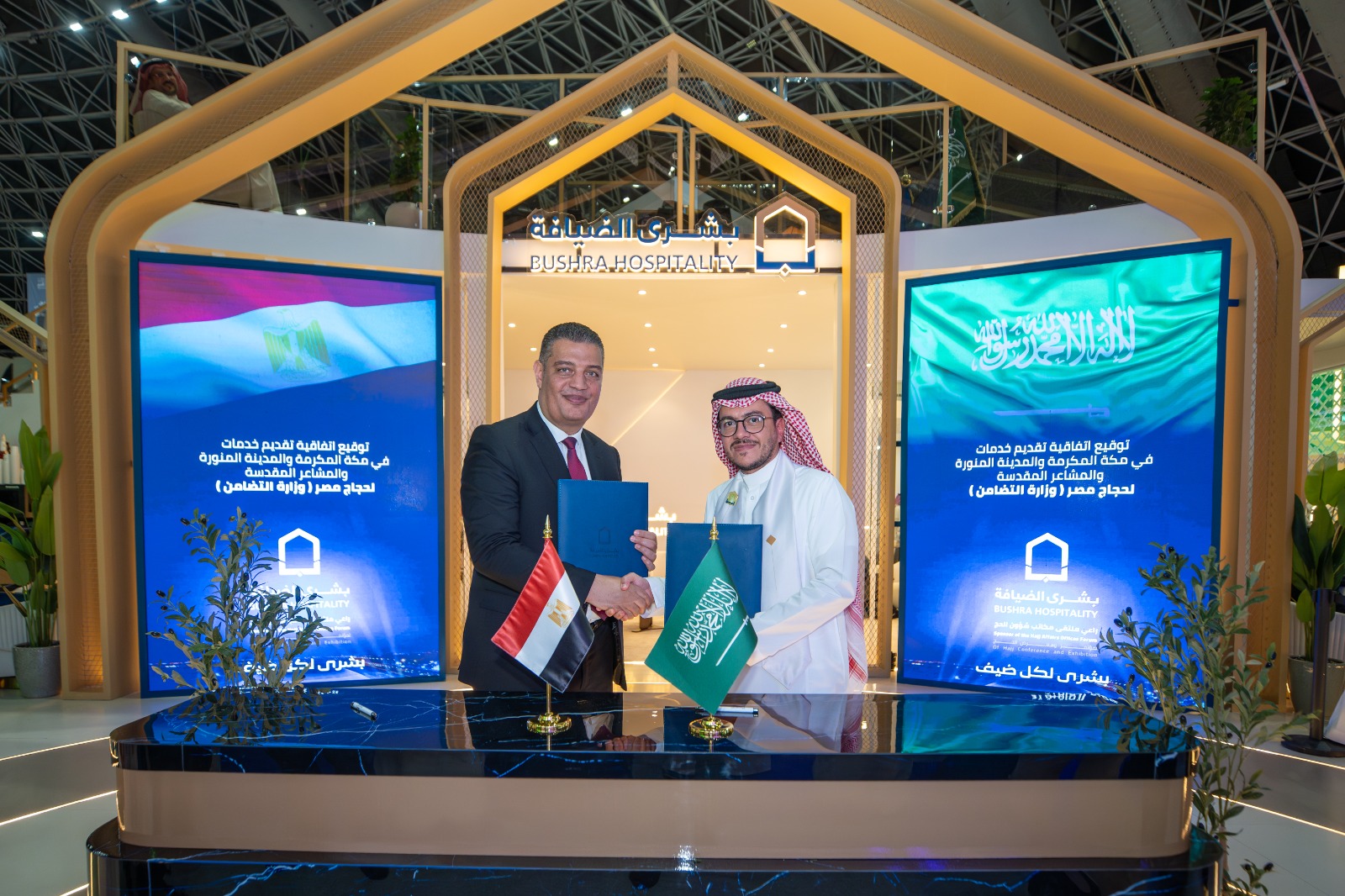 التضامن الاجتماعي توقع عقد الخدمات في المشاعر المقدسة لحجاج الجمعيات الأهلية