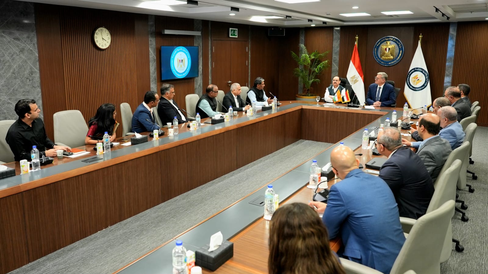 وزير البترول مع وزير الصحة والكيماويات والأسمدة الهندي