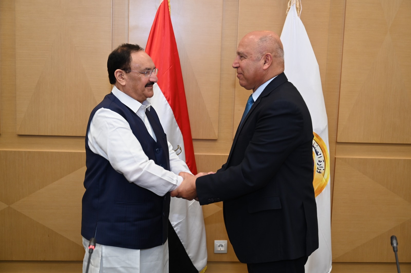 بحث سبل تعزيز التعاون المشترك في مجالي الصناعة والنقل