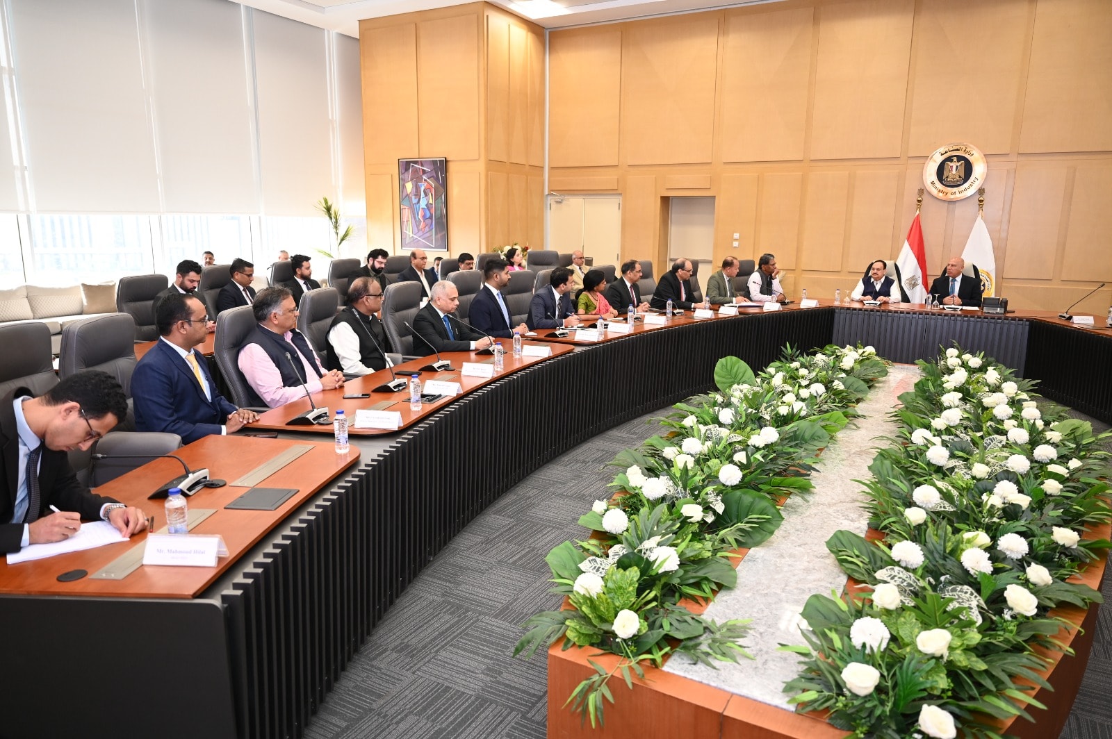 بحث سبل تعزيز التعاون المشترك في مجالي الصناعة والنقل