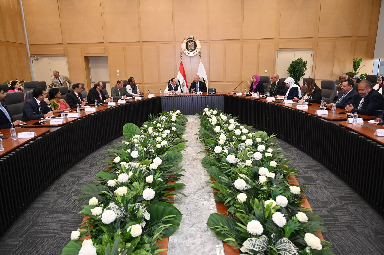 بحث سبل تعزيز التعاون المشترك في مجالي الصناعة والنقل