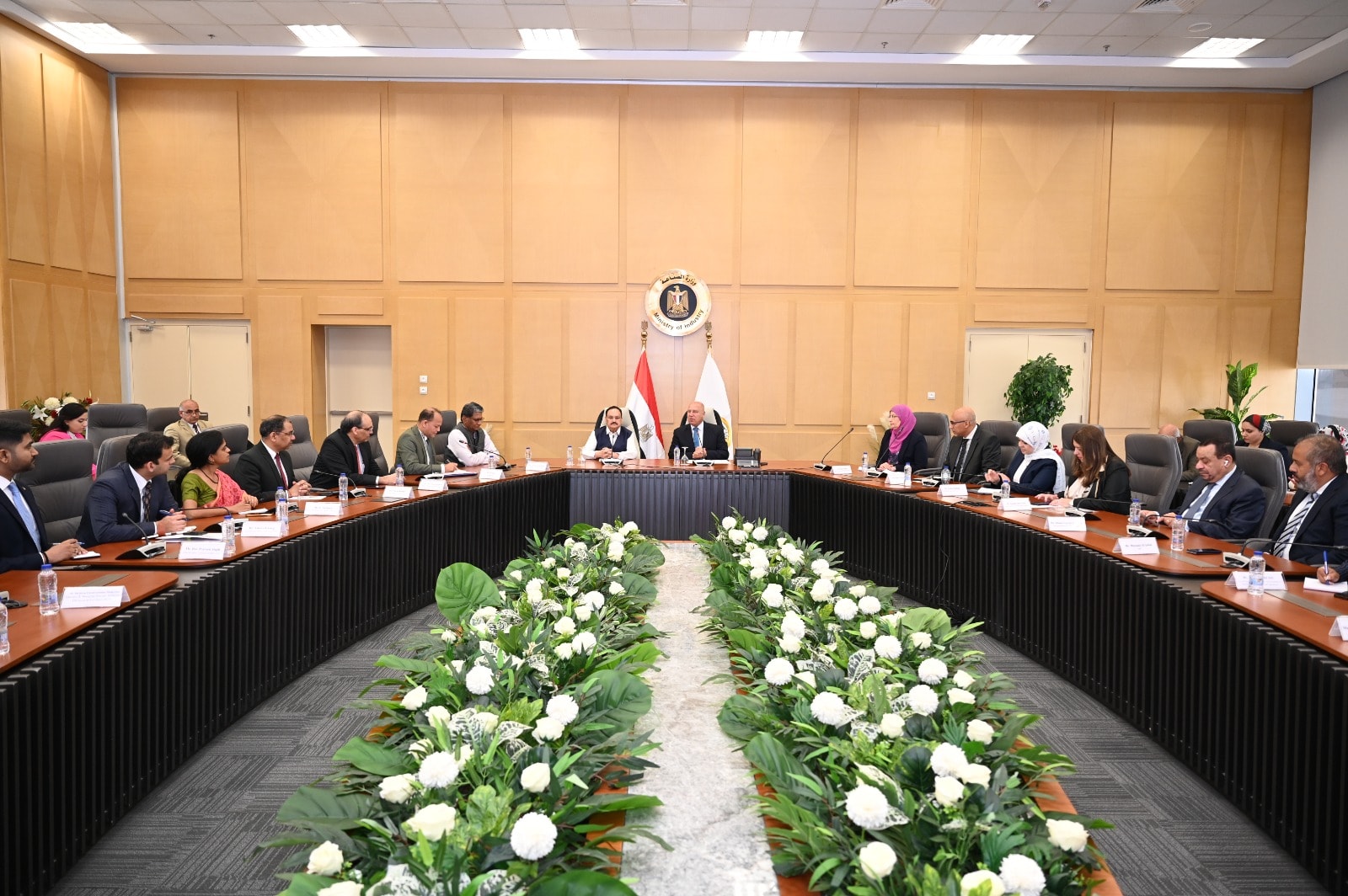 بحث سبل تعزيز التعاون المشترك في مجالي الصناعة والنقل