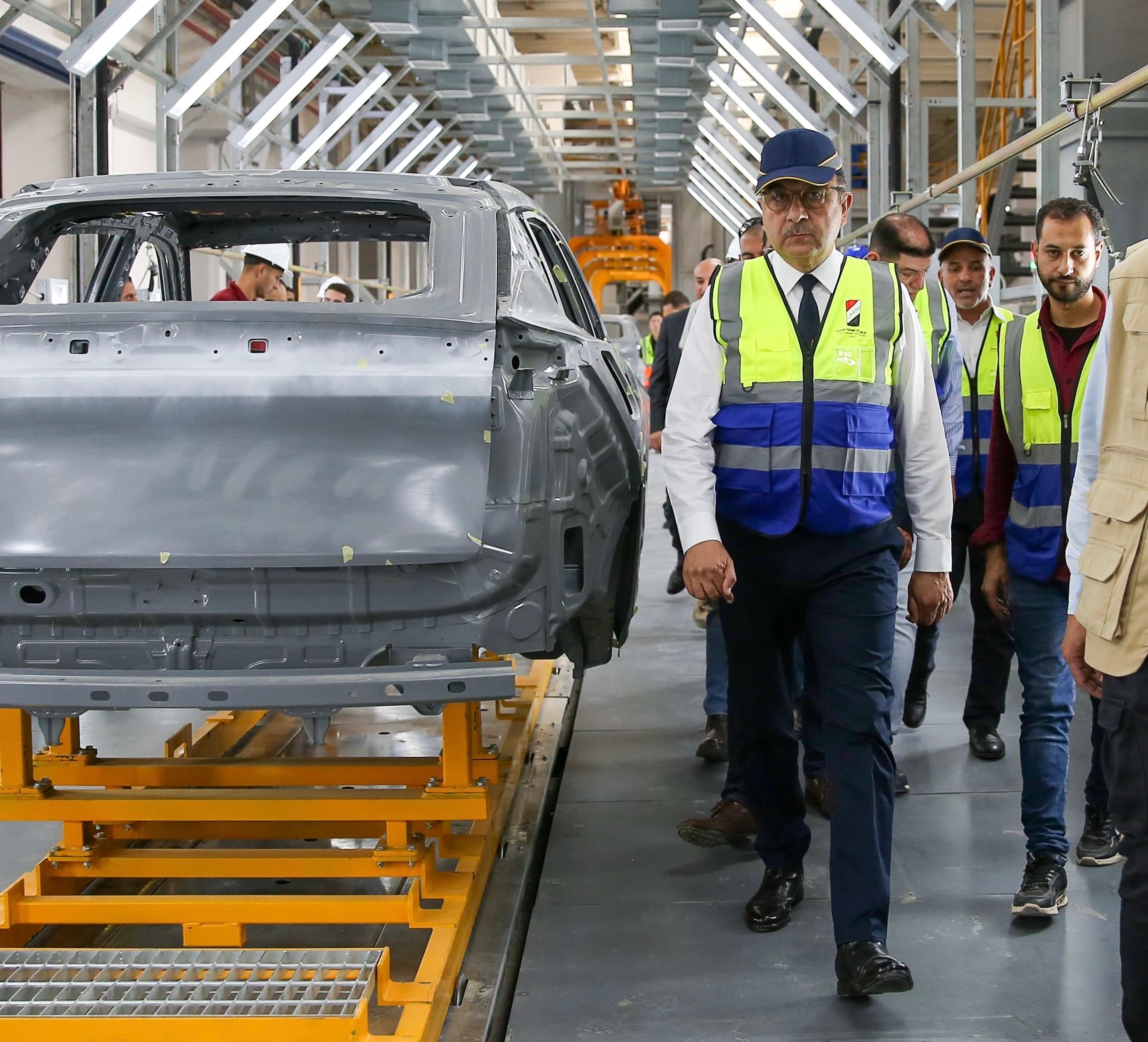 وزير قطاع الأعمال العام يتفقد مصانع شركة النصر للسيارات
