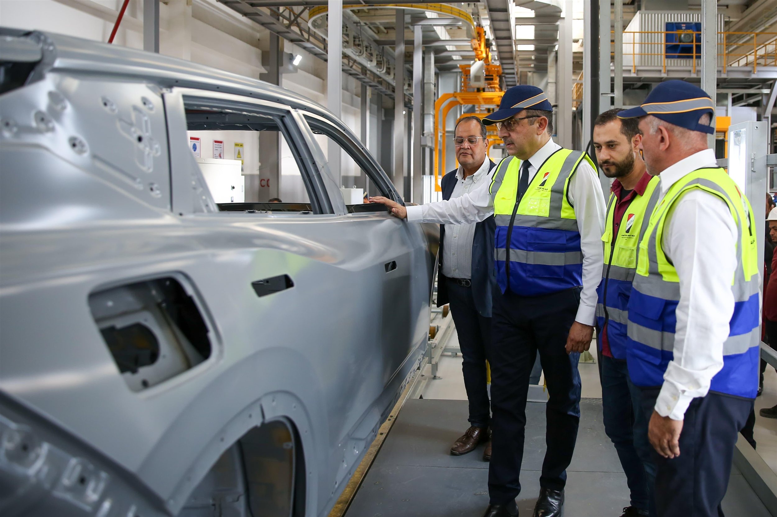 وزير قطاع الأعمال العام يتفقد مصانع شركة النصر للسيارات