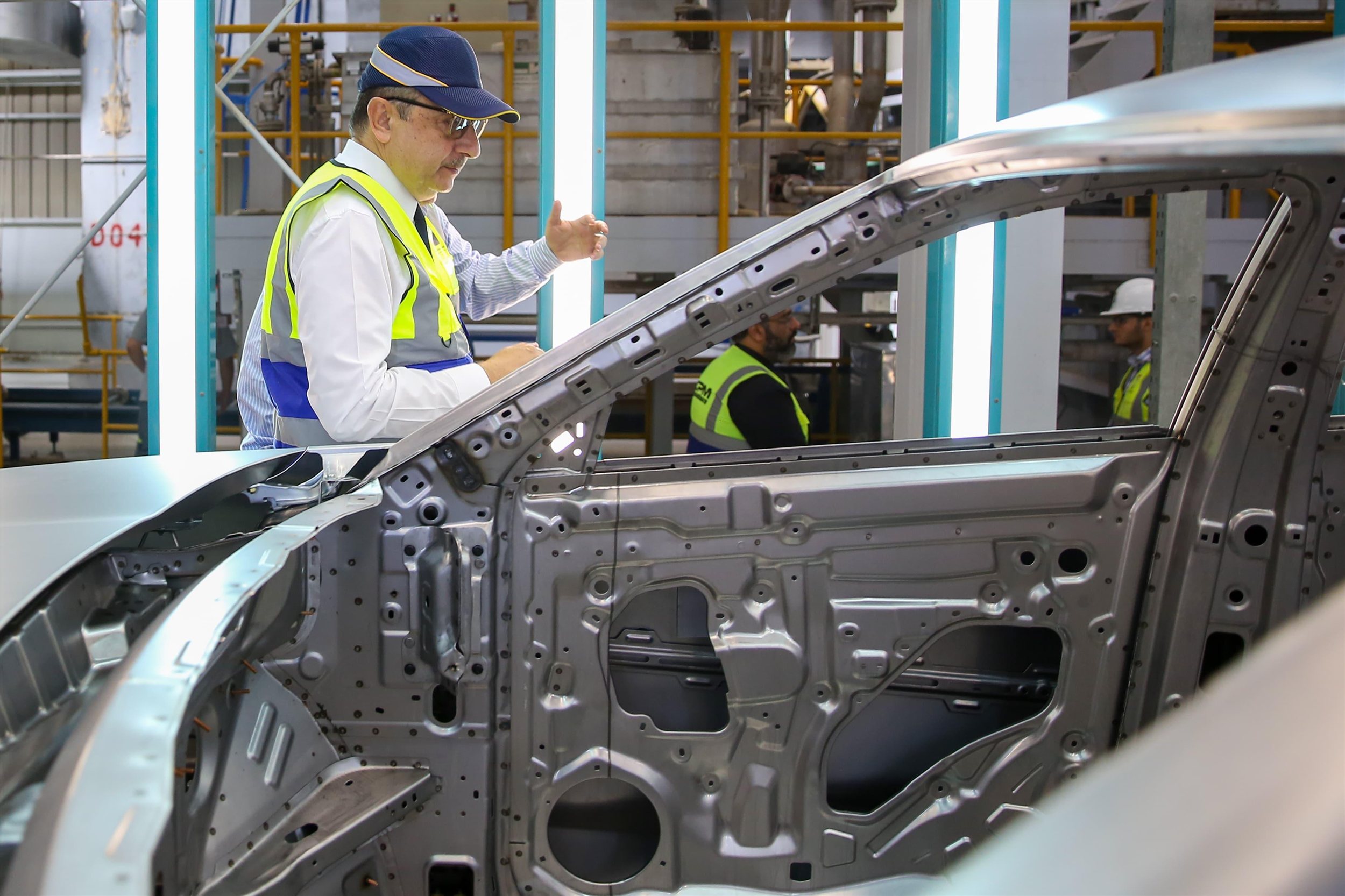 وزير قطاع الأعمال العام يتفقد مصانع شركة النصر للسيارات