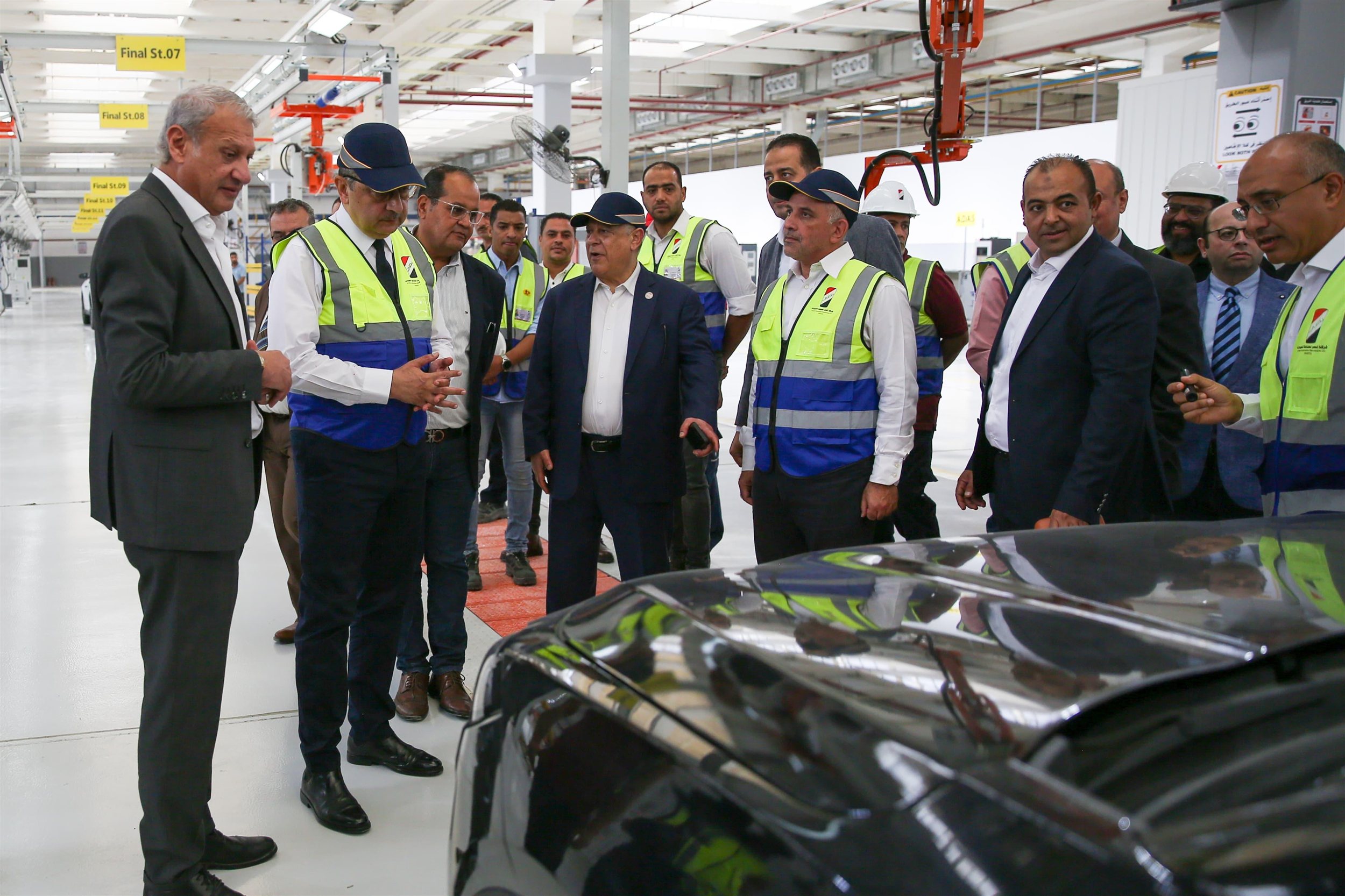 وزير قطاع الأعمال العام يتفقد مصانع شركة النصر للسيارات