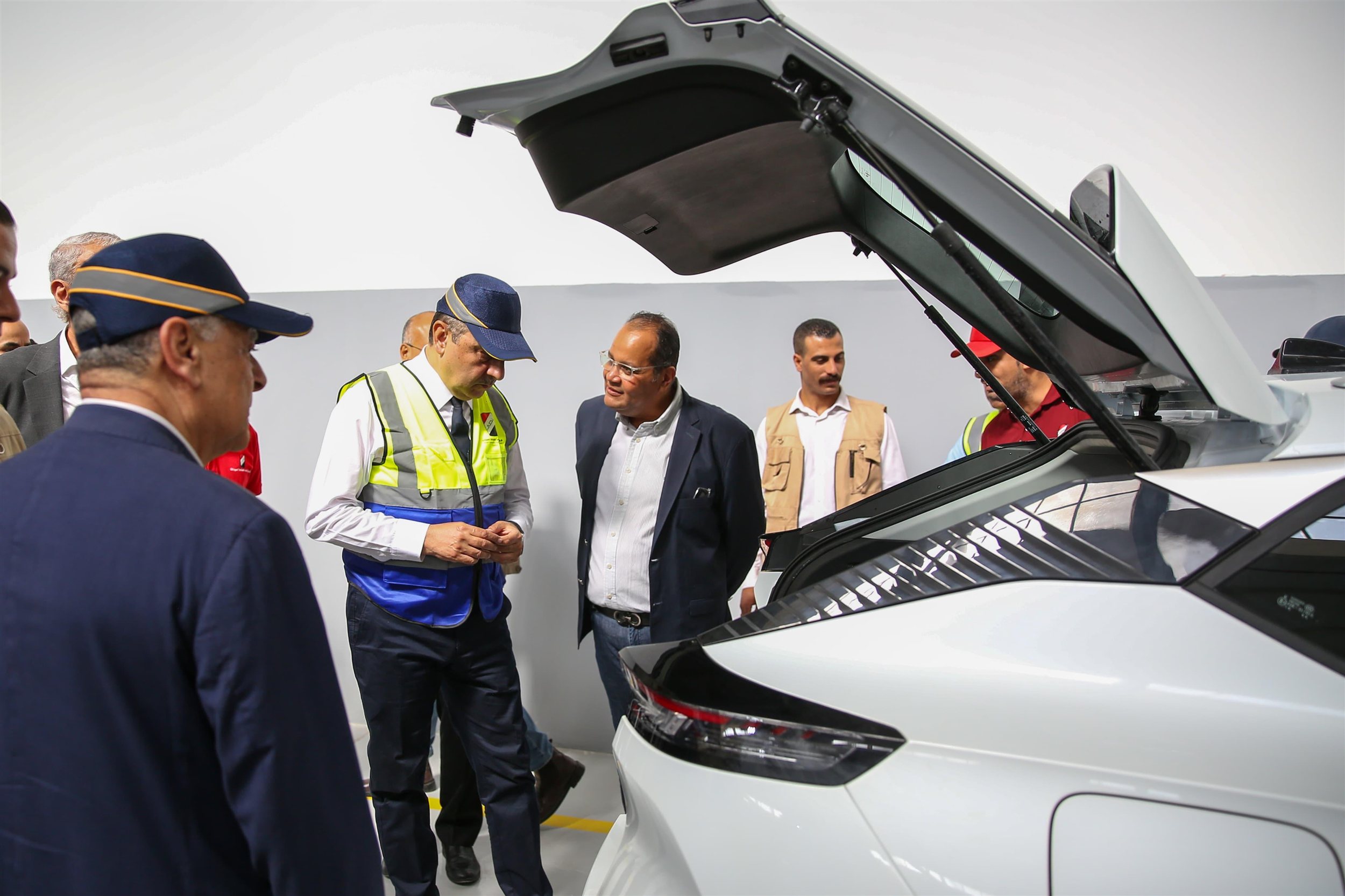 وزير قطاع الأعمال العام يتفقد مصانع شركة النصر للسيارات