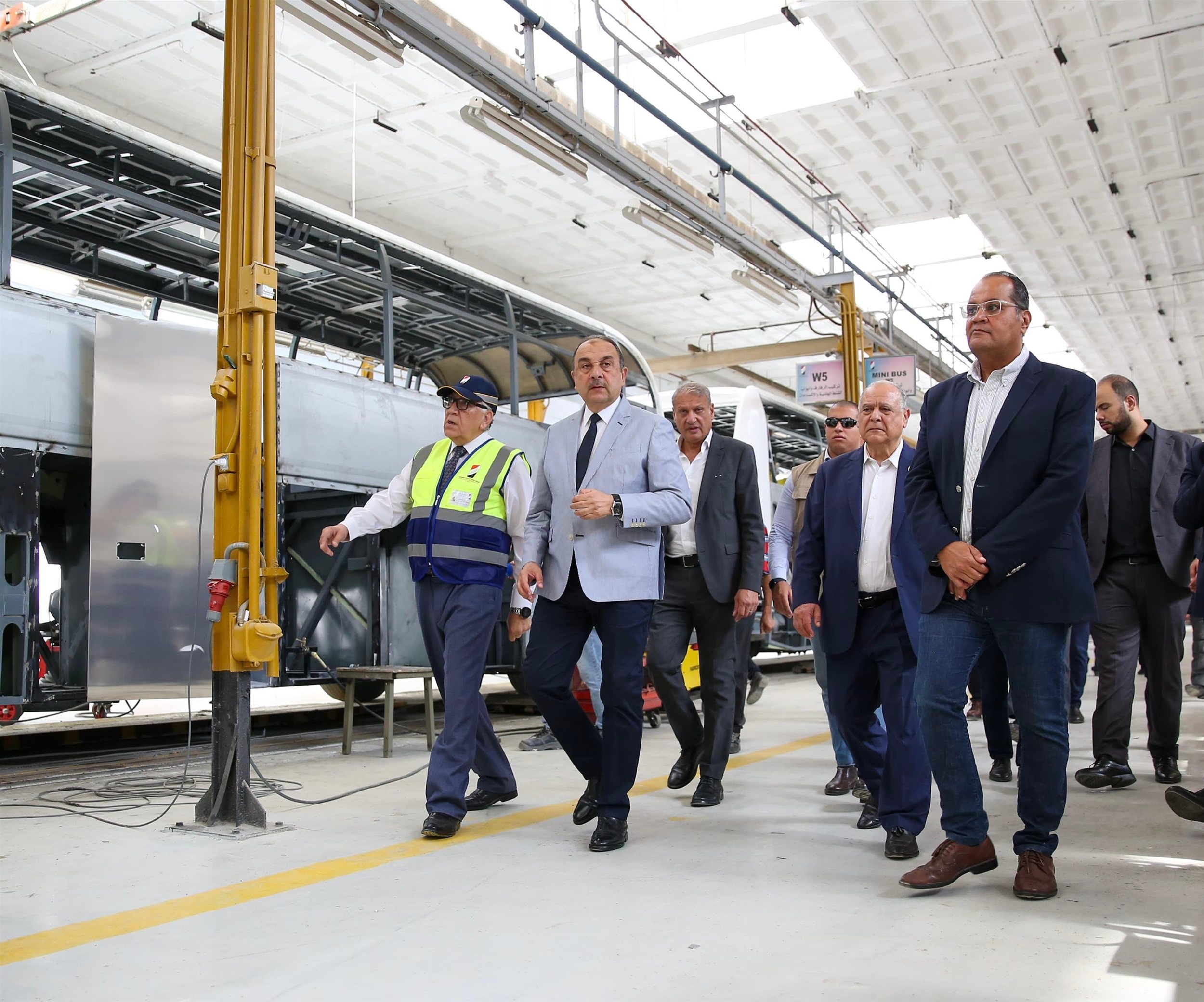 وزير قطاع الأعمال العام يتفقد مصانع شركة النصر للسيارات