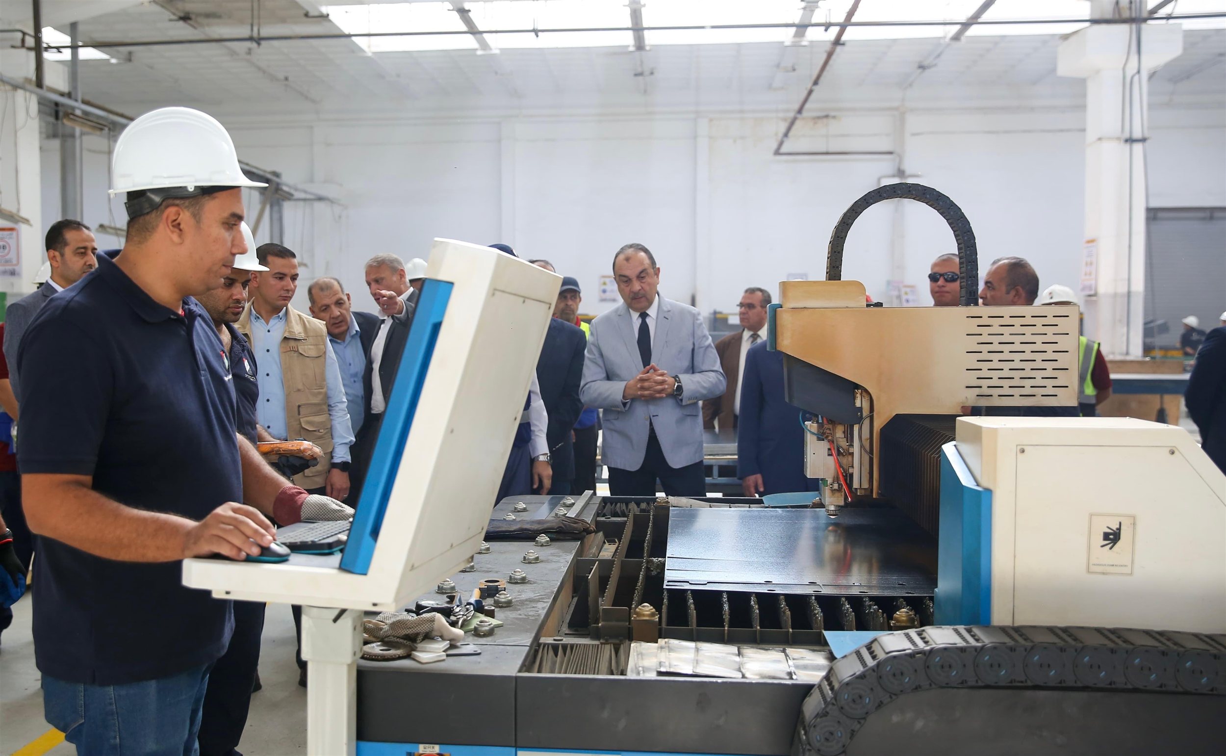 وزير قطاع الأعمال العام يتفقد مصانع شركة النصر للسيارات