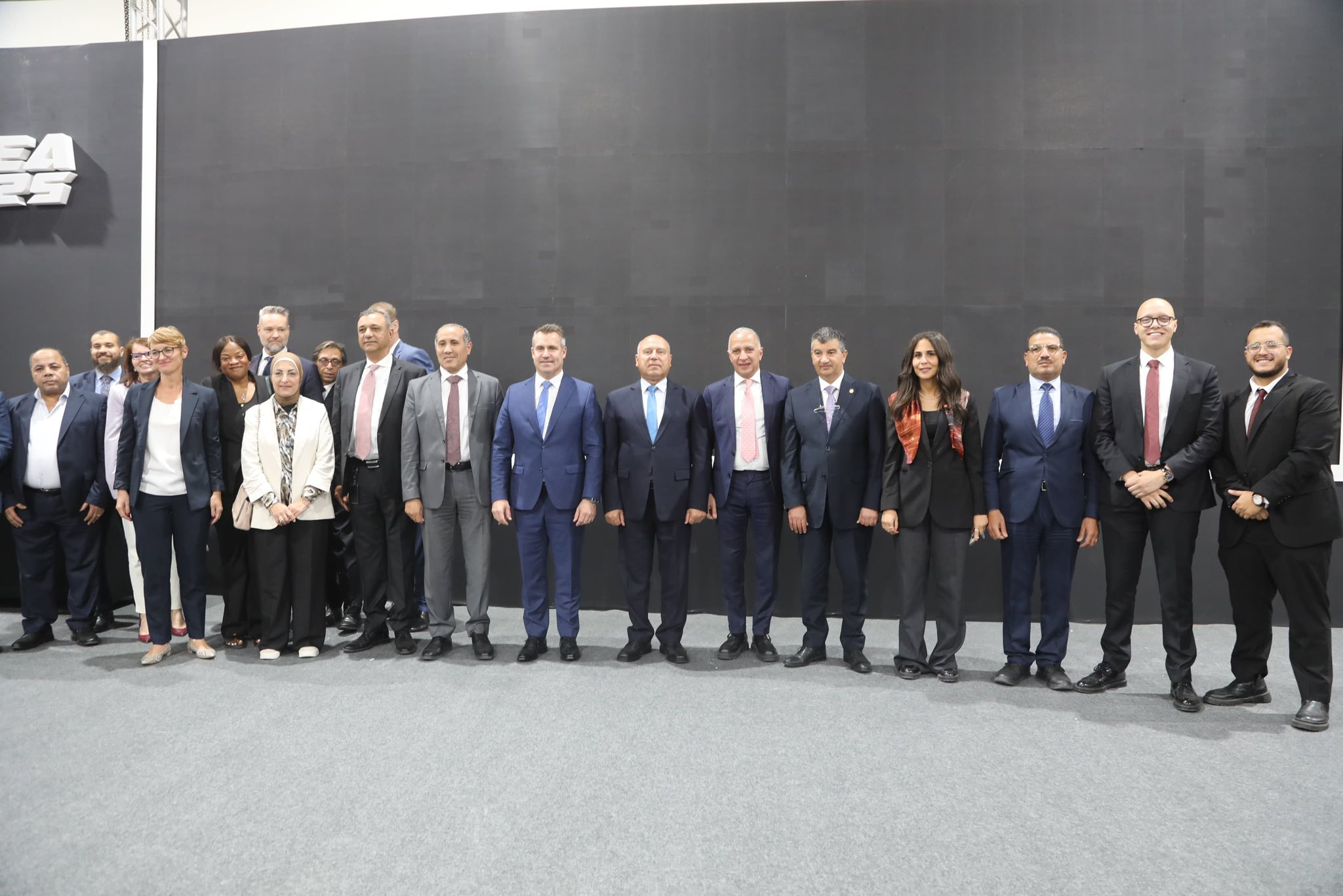 الوزير يشهد توقيع عقد إدارة وتشغيل شبكة القطار الكهربائى السريع