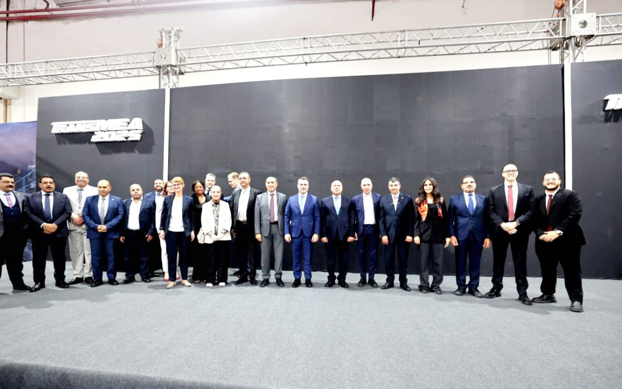 الوزير يشهد توقيع عقد إدارة وتشغيل شبكة القطار الكهربائى السريع