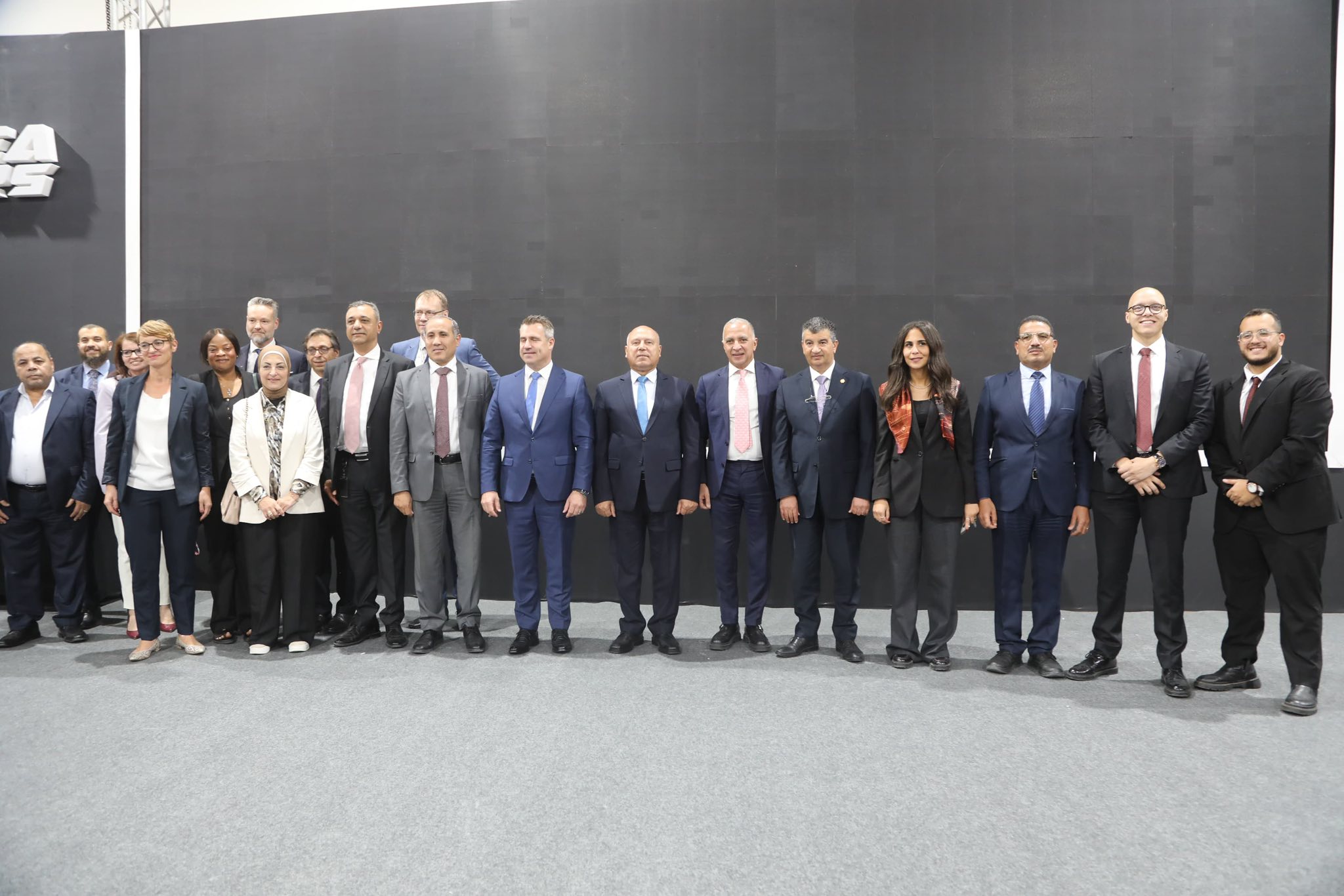 الوزير يشهد توقيع عقد إدارة وتشغيل شبكة القطار الكهربائى السريع