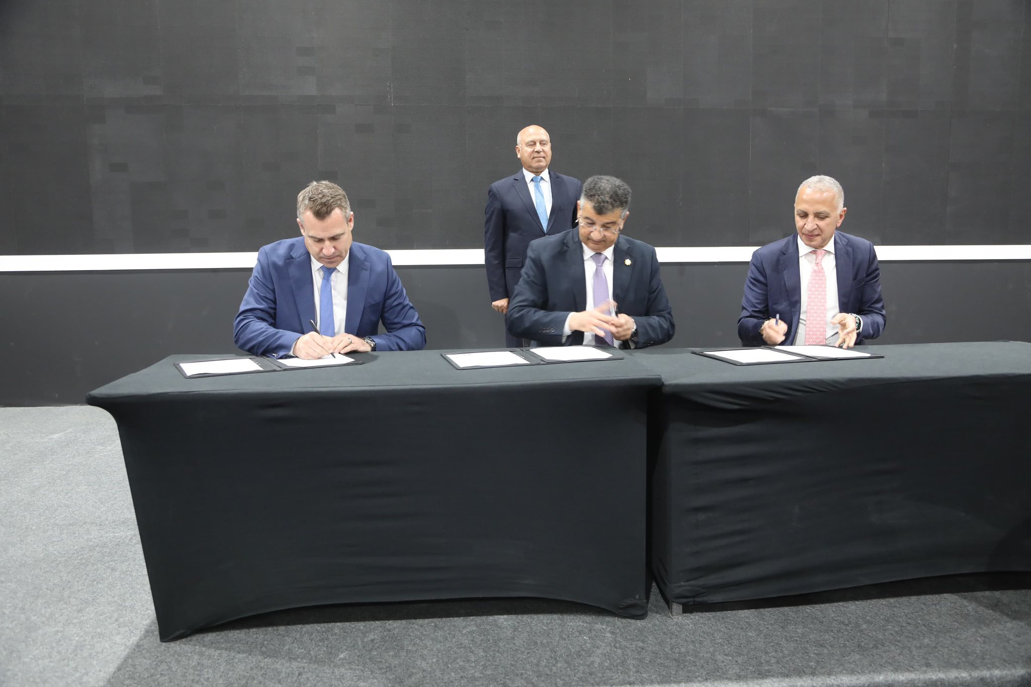 الوزير يشهد توقيع عقد إدارة وتشغيل شبكة القطار الكهربائى السريع