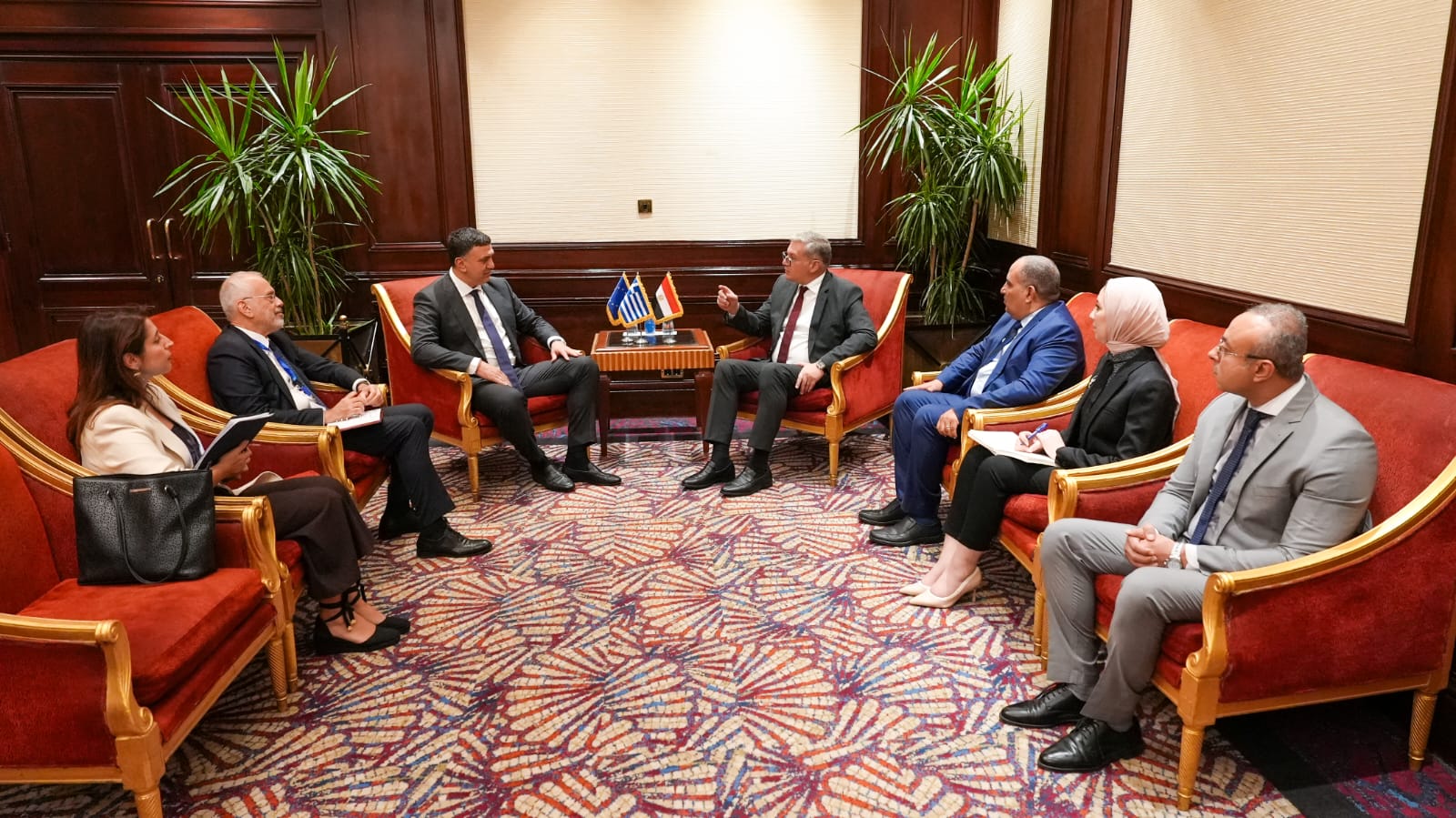 وزير البترول يجتمع مع وزير الشؤون البحرية اليوناني