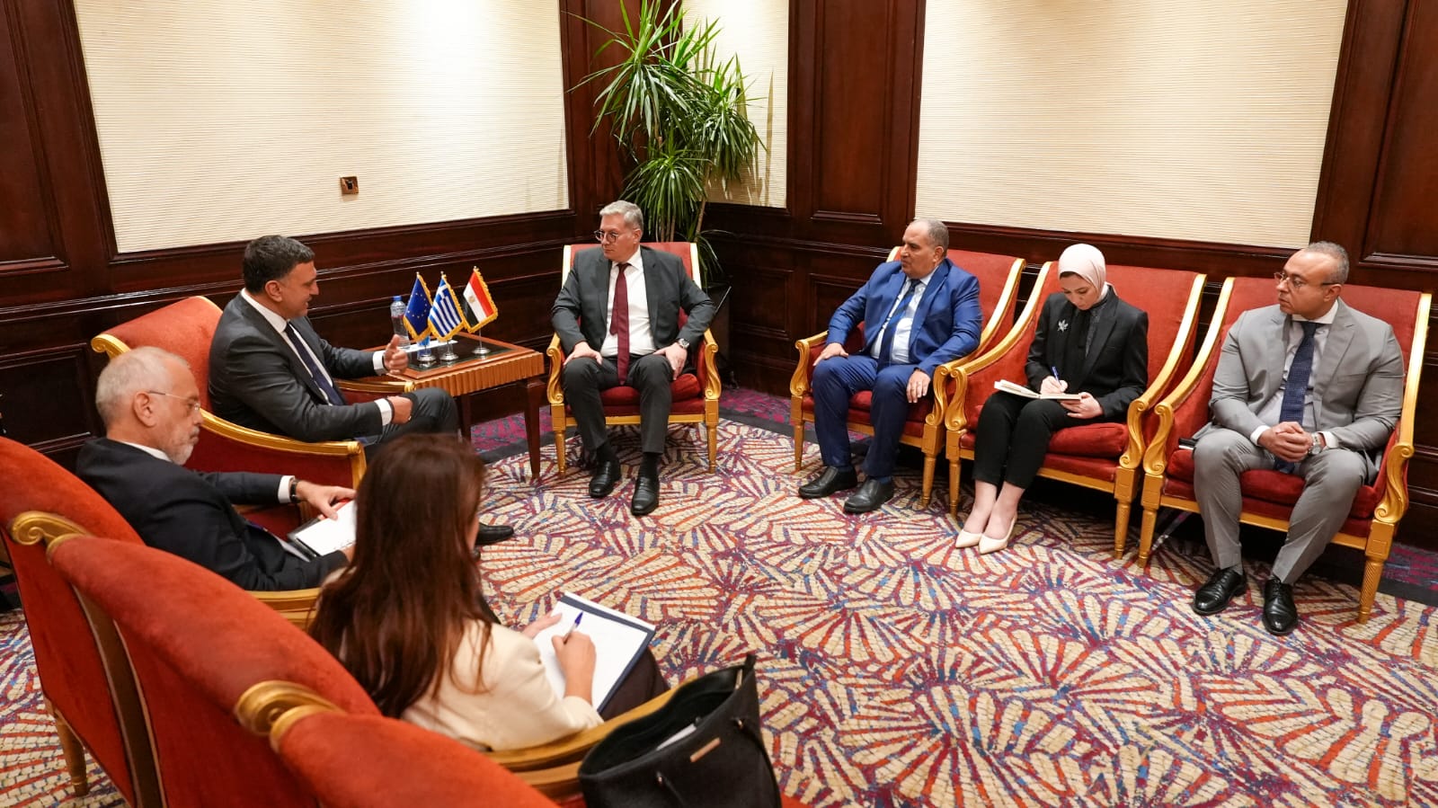 وزير البترول يجتمع مع وزير الشؤون البحرية اليوناني