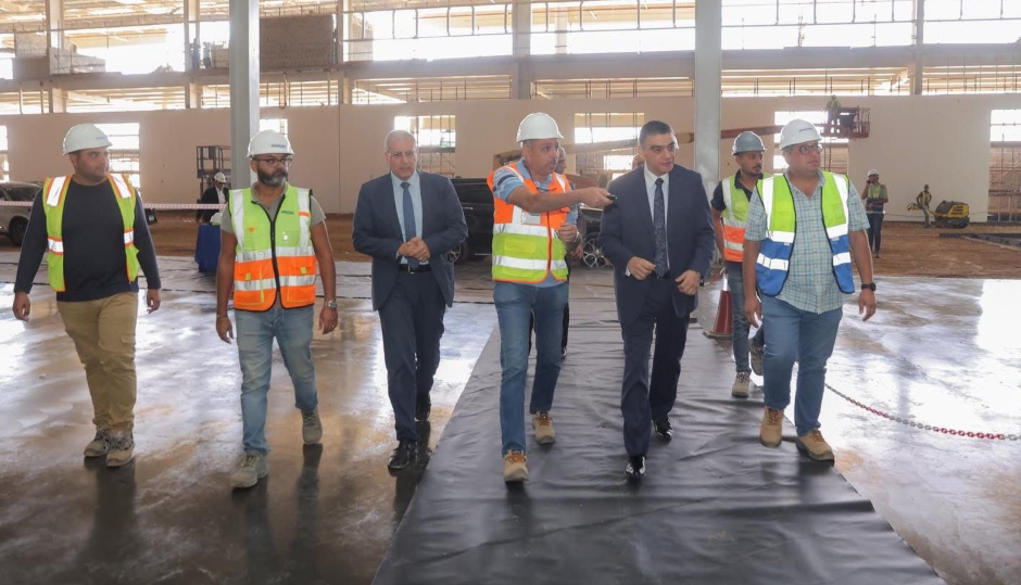 رئيس هيئة الشراء الموحد يتابع العمل بالمخازن الاستراتيجية