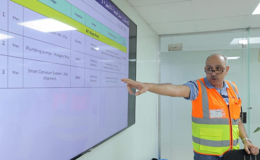 رئيس هيئة الشراء الموحد يتابع العمل بالمخازن الاستراتيجية