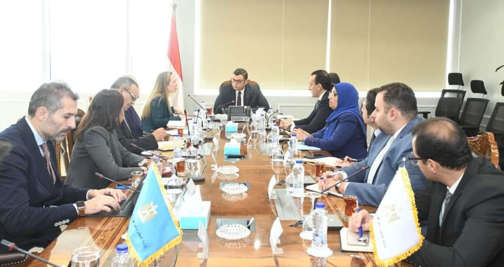 وزير الإسكان في اجتماع مع بعثة البنك الدولي