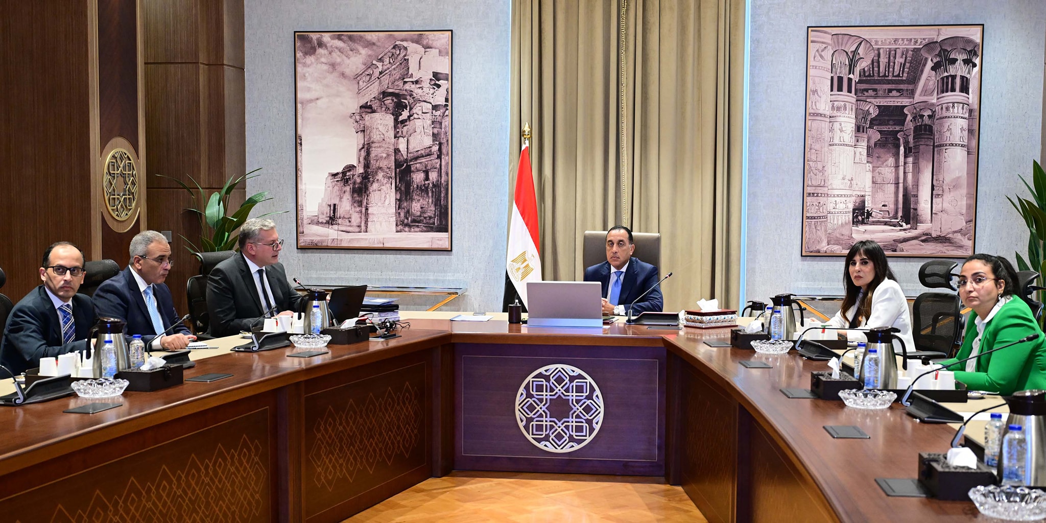 رئيس الوزراء في اجتماع مع وزير البترول والثروة المعدنية