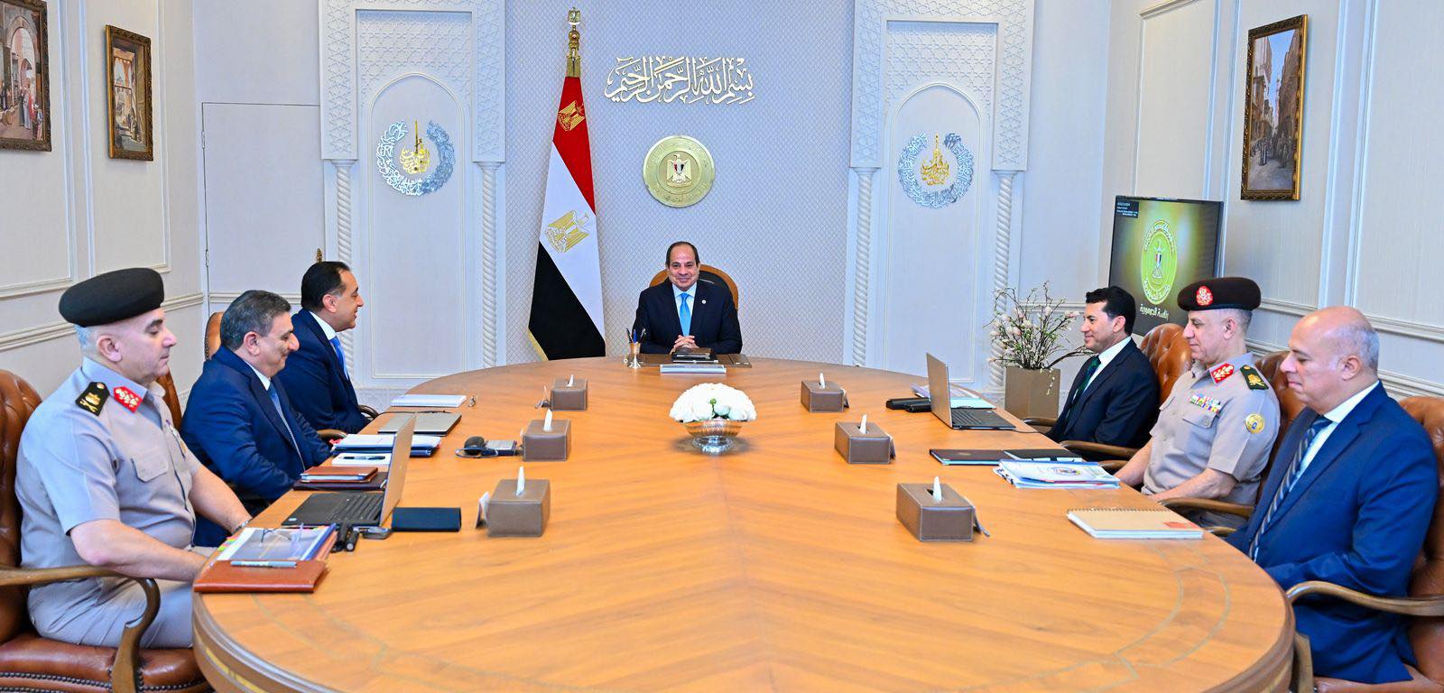 الرئيس السيسي يجتمع مع مدبولي ووزير الشباب والرياضة